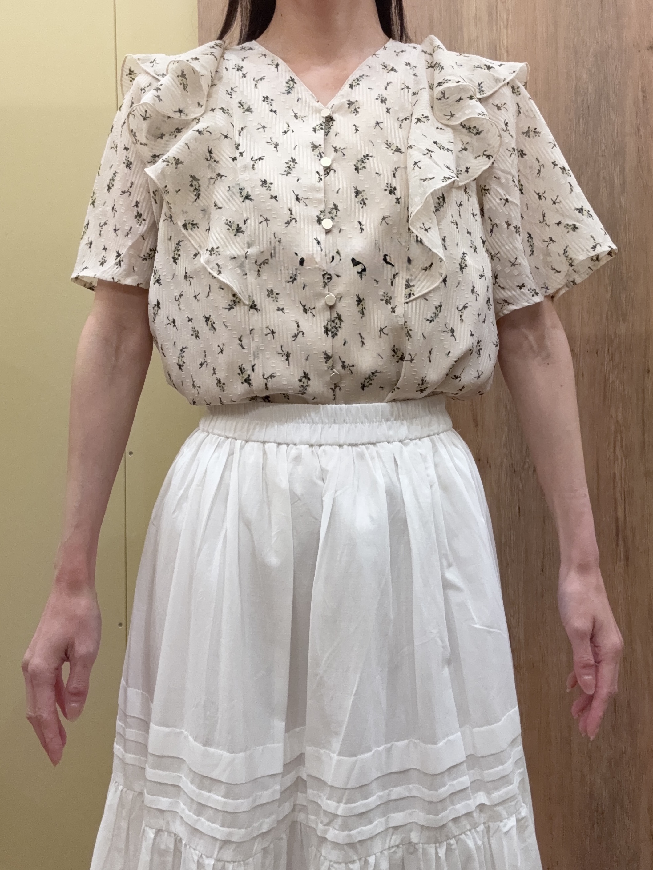 Ayakoさんの「grove｜【二の腕カバー・お仕事◎】フラワープリントブラウス」を使ったコーディネート