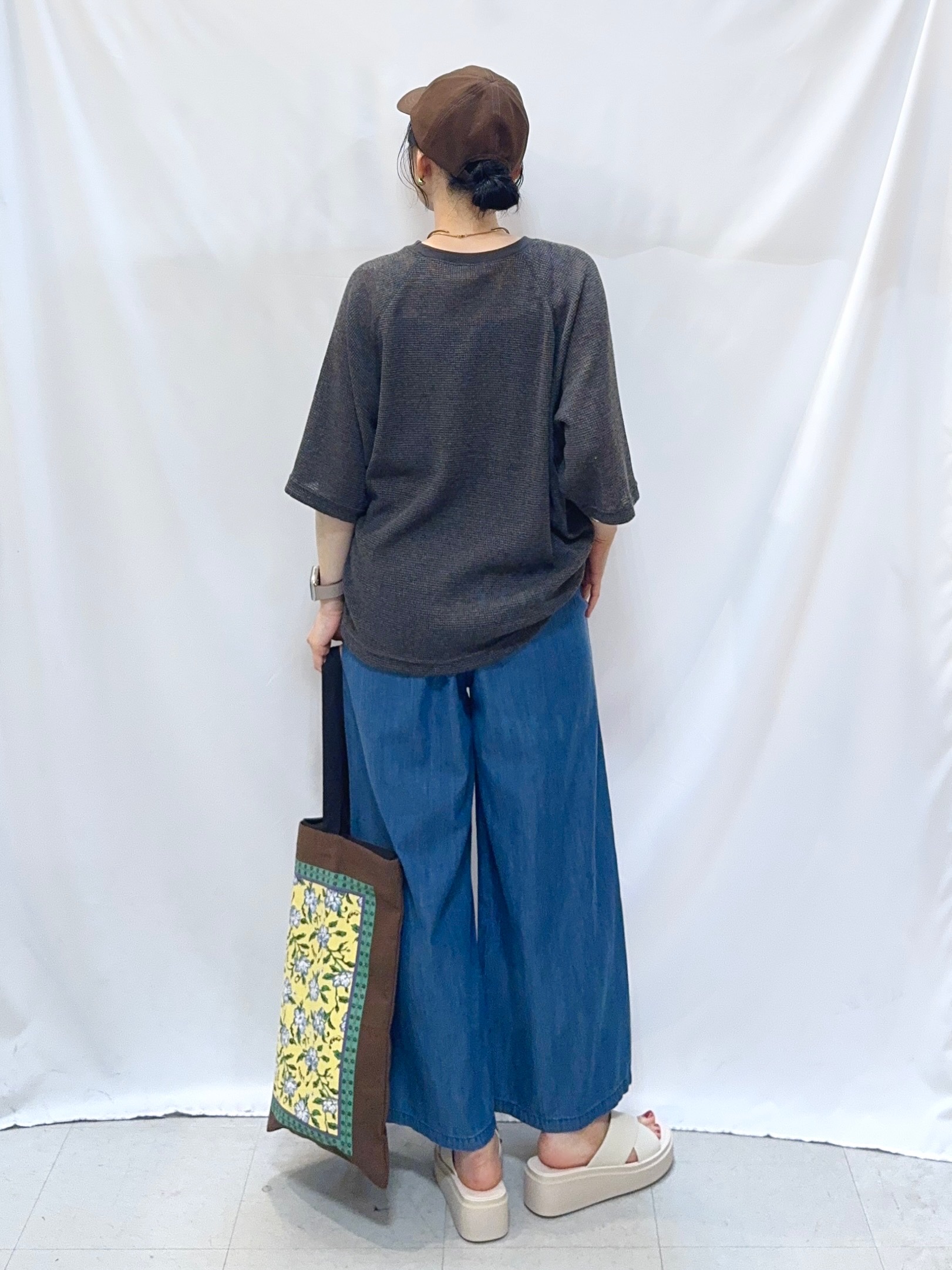 𝐇𝐢𝐫𝐨𝐦𝐢さんの「SHOO･LA･RUE｜【S-LL】シアーワッフル ラグラン5分袖ゆるTシャツ」を使ったコーディネート