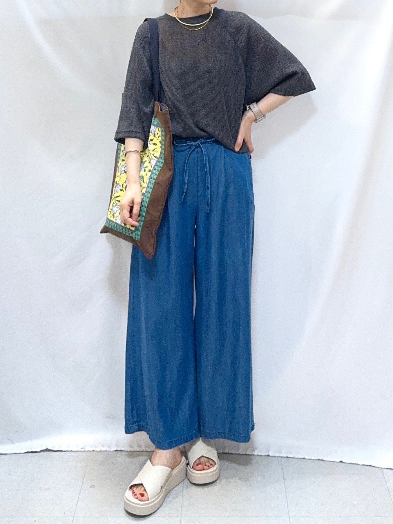 𝐇𝐢𝐫𝐨𝐦𝐢さんの「SHOO･LA･RUE｜【S-LL】シアーワッフル ラグラン5分袖ゆるTシャツ」を使ったコーディネート