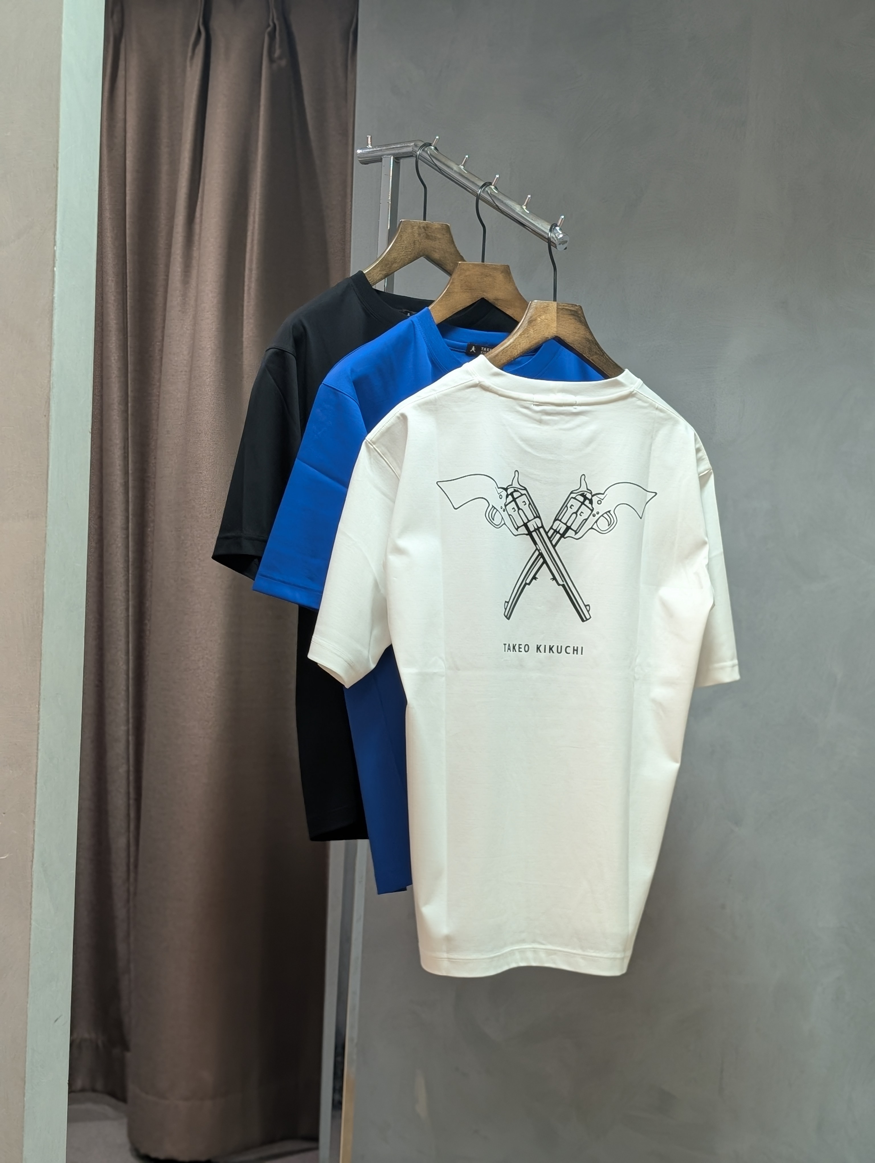 yasuさんの「TAKEO KIKUCHI｜【BOWLER HAT LABEL】アイスクリアコットン バッククロスピストル 半袖Tシャツ」を使ったコーディネート