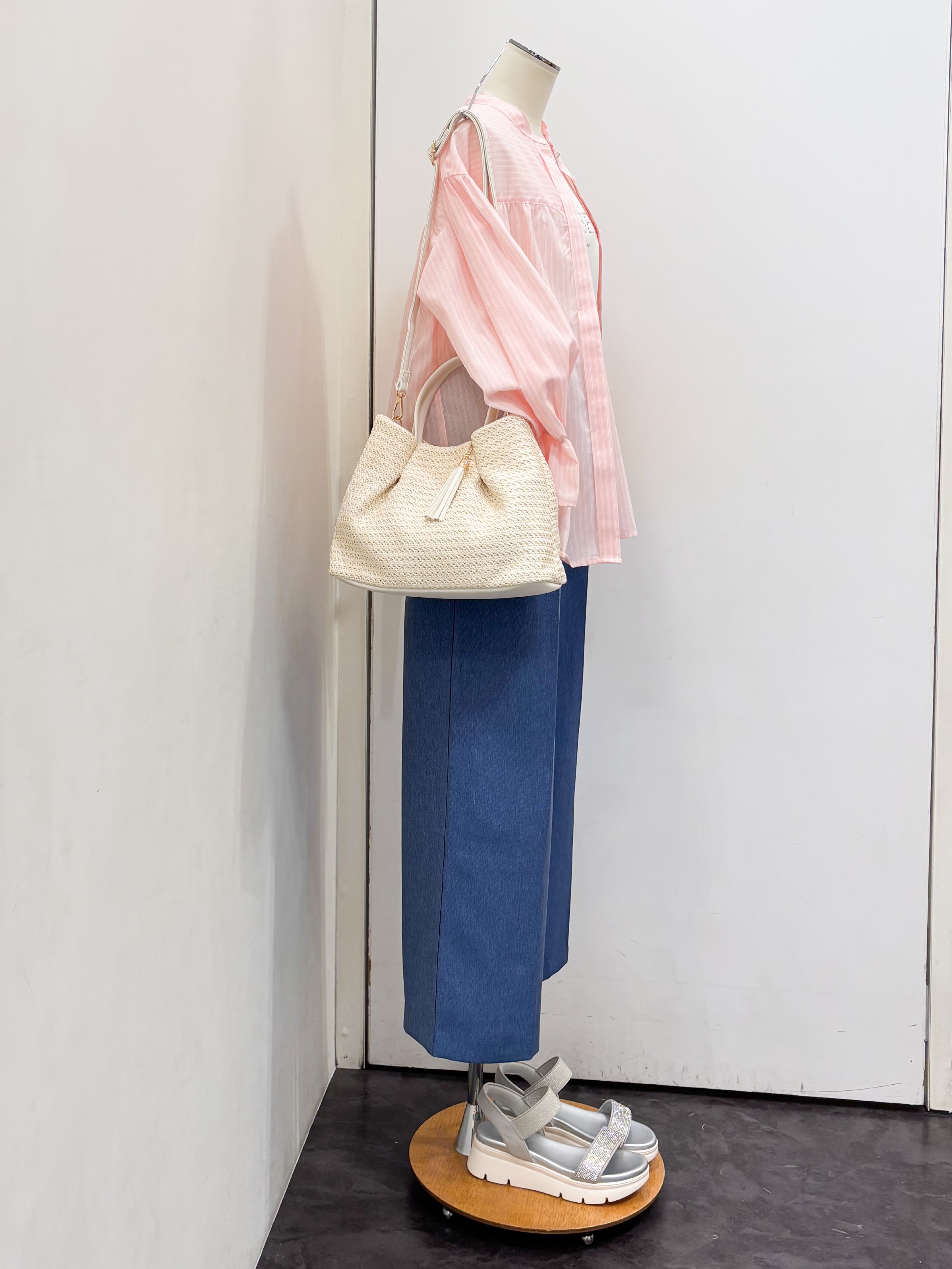 yukariさんの「grove｜【貴島明日香さん着用／イージーケア／接触冷感】麻混スタンドギャザーシャツ」を使ったコーディネート