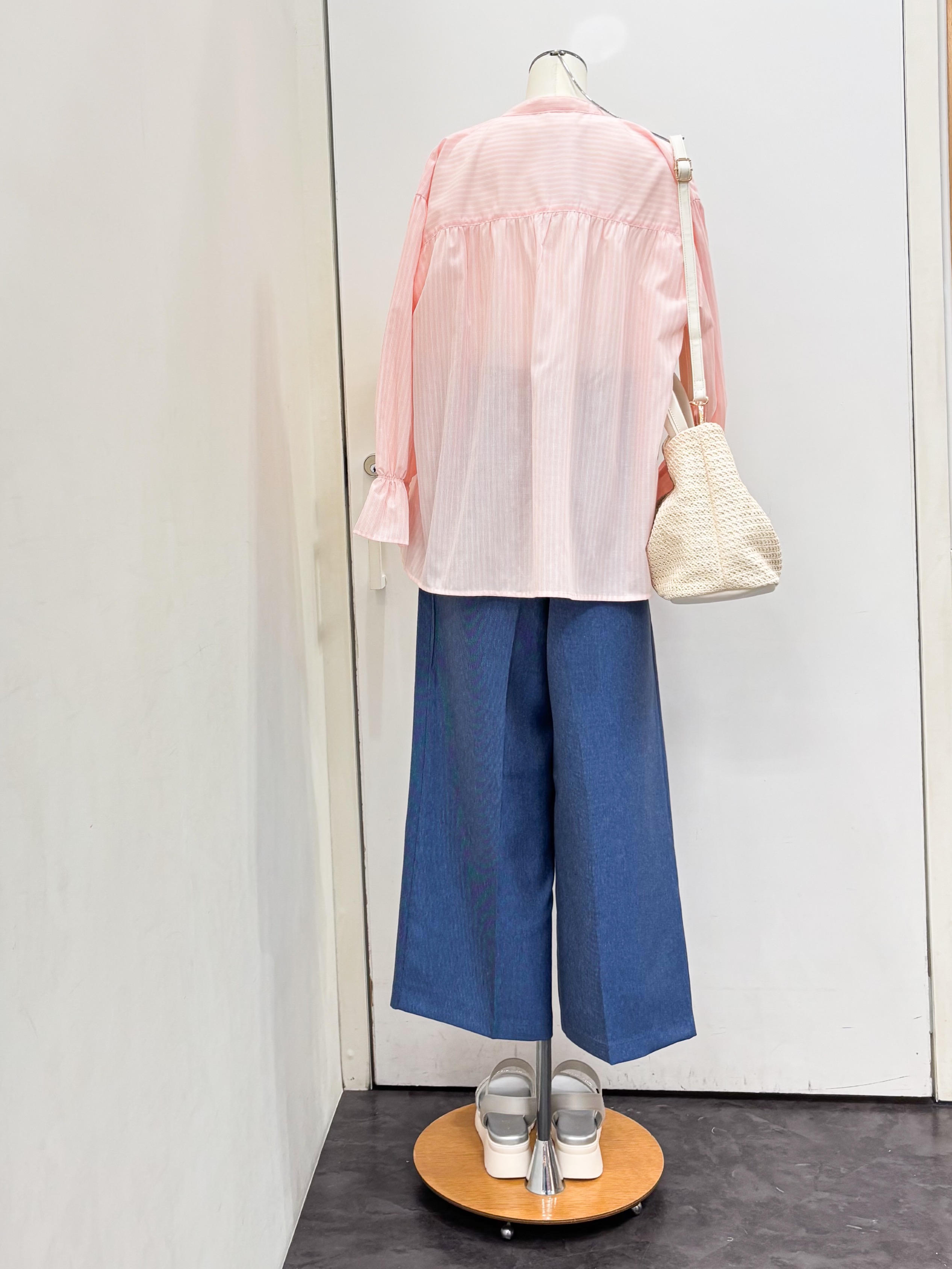 yukariさんの「grove｜【貴島明日香さん着用／イージーケア／接触冷感】麻混スタンドギャザーシャツ」を使ったコーディネート