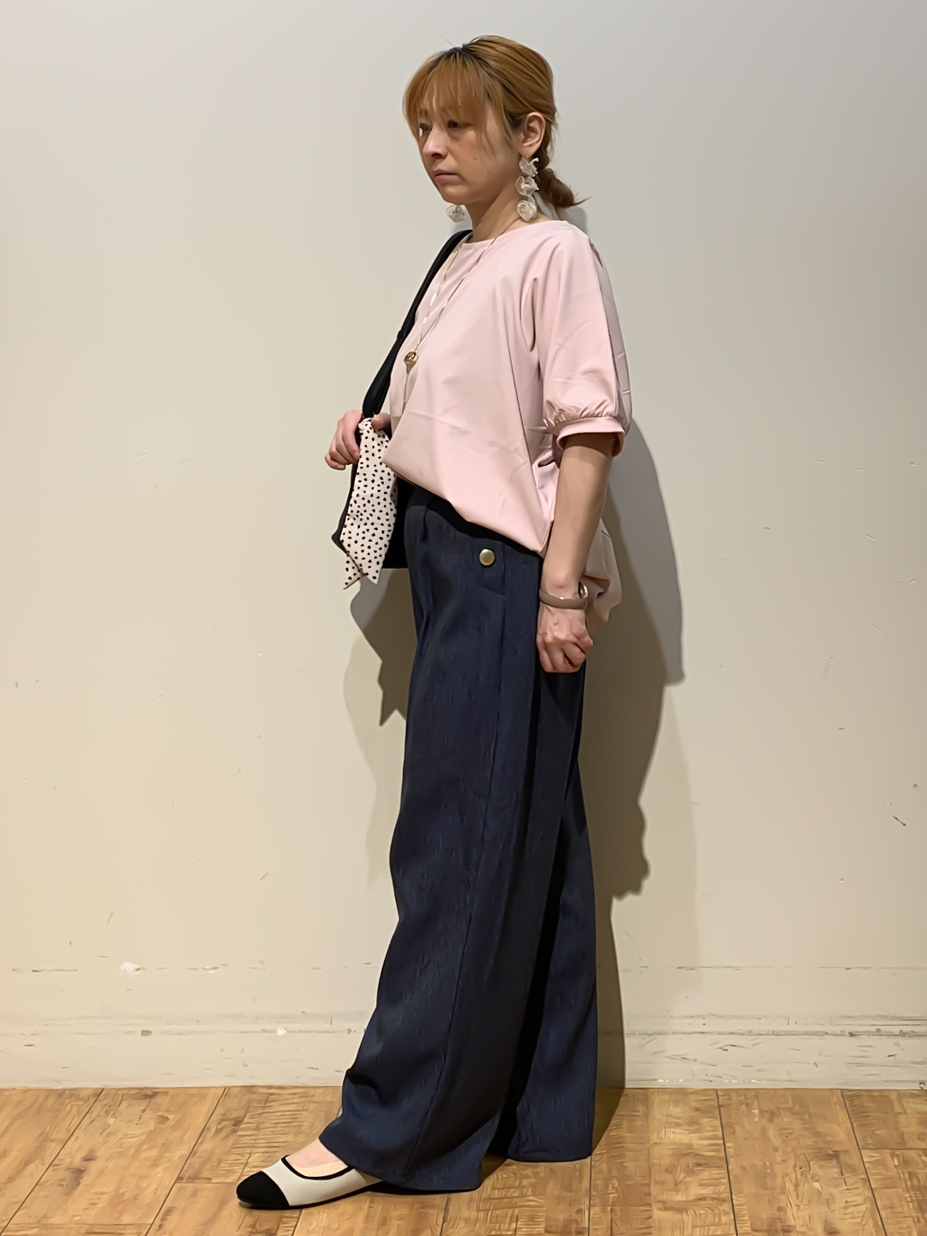 MEGさんの「SHOO･LA･RUE｜【ひんやり/洗濯後しわになりにくい】インせず着られる さらっとタッチのドルマンブラウス」を使ったコーディネート