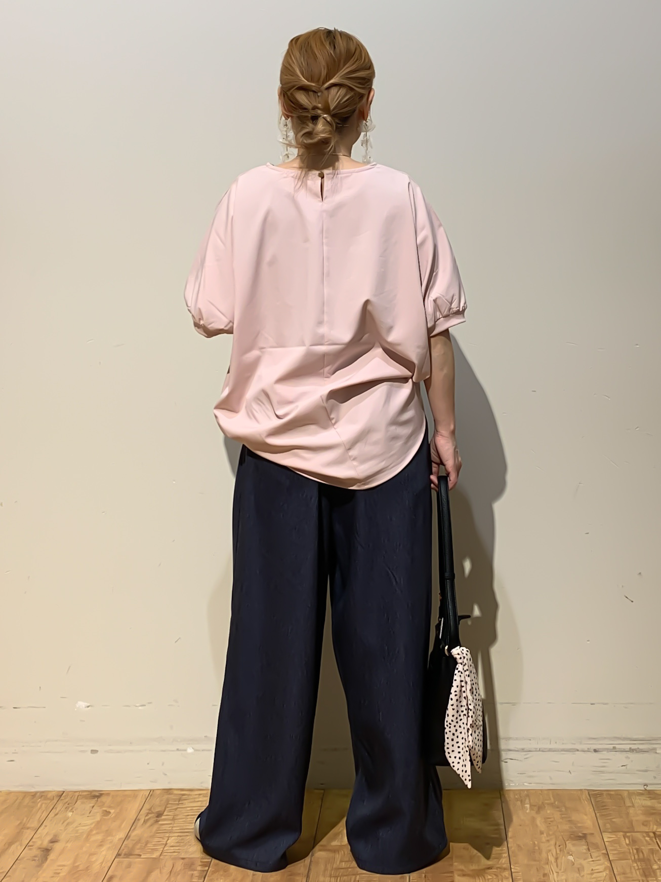 MEGさんの「SHOO･LA･RUE｜【ひんやり/洗濯後しわになりにくい】インせず着られる さらっとタッチのドルマンブラウス」を使ったコーディネート