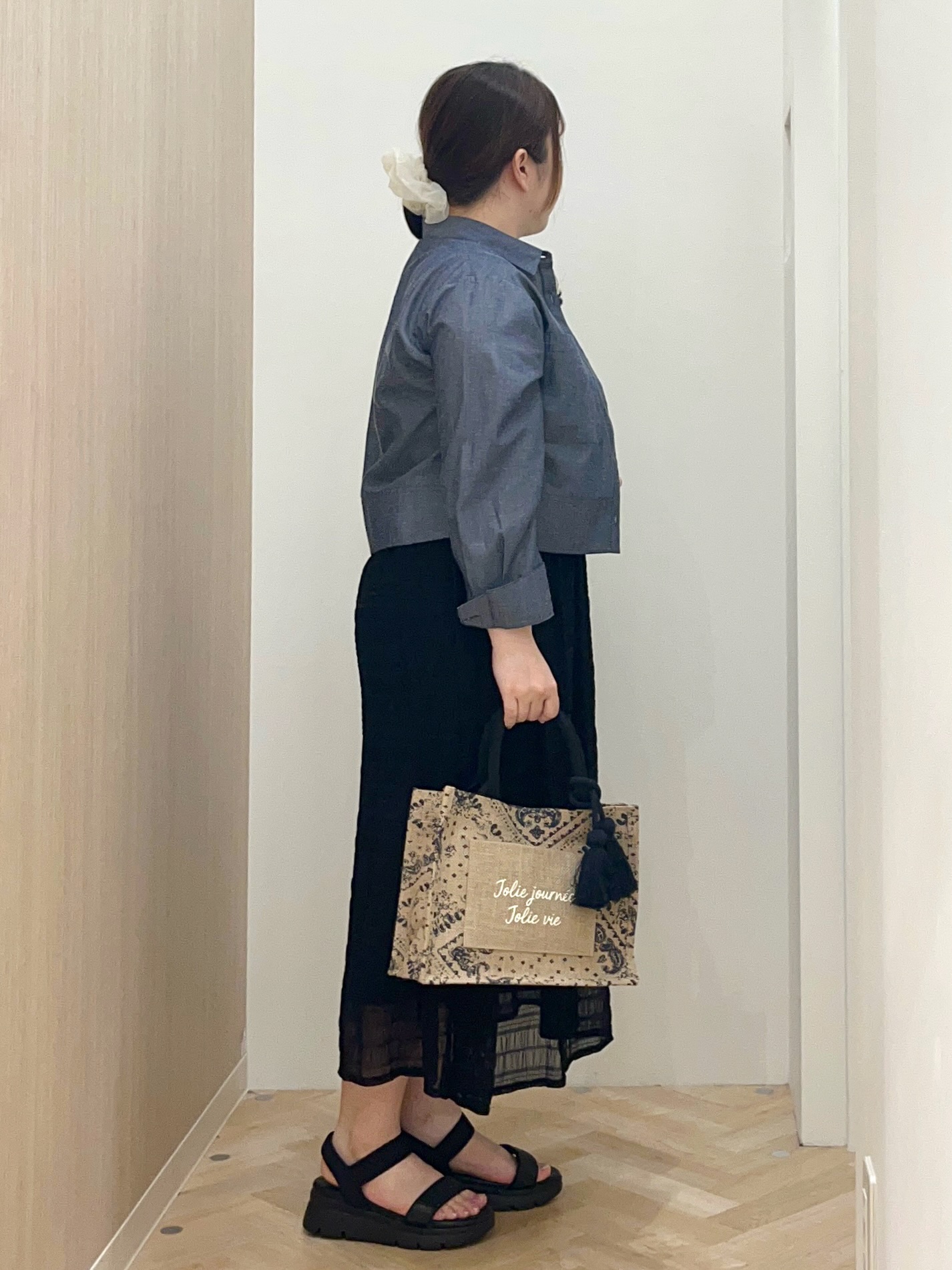 akariさんの「grove｜【貴島明日香さん着用／イージーケア／接触冷感】麻混クロップドシャツ」を使ったコーディネート