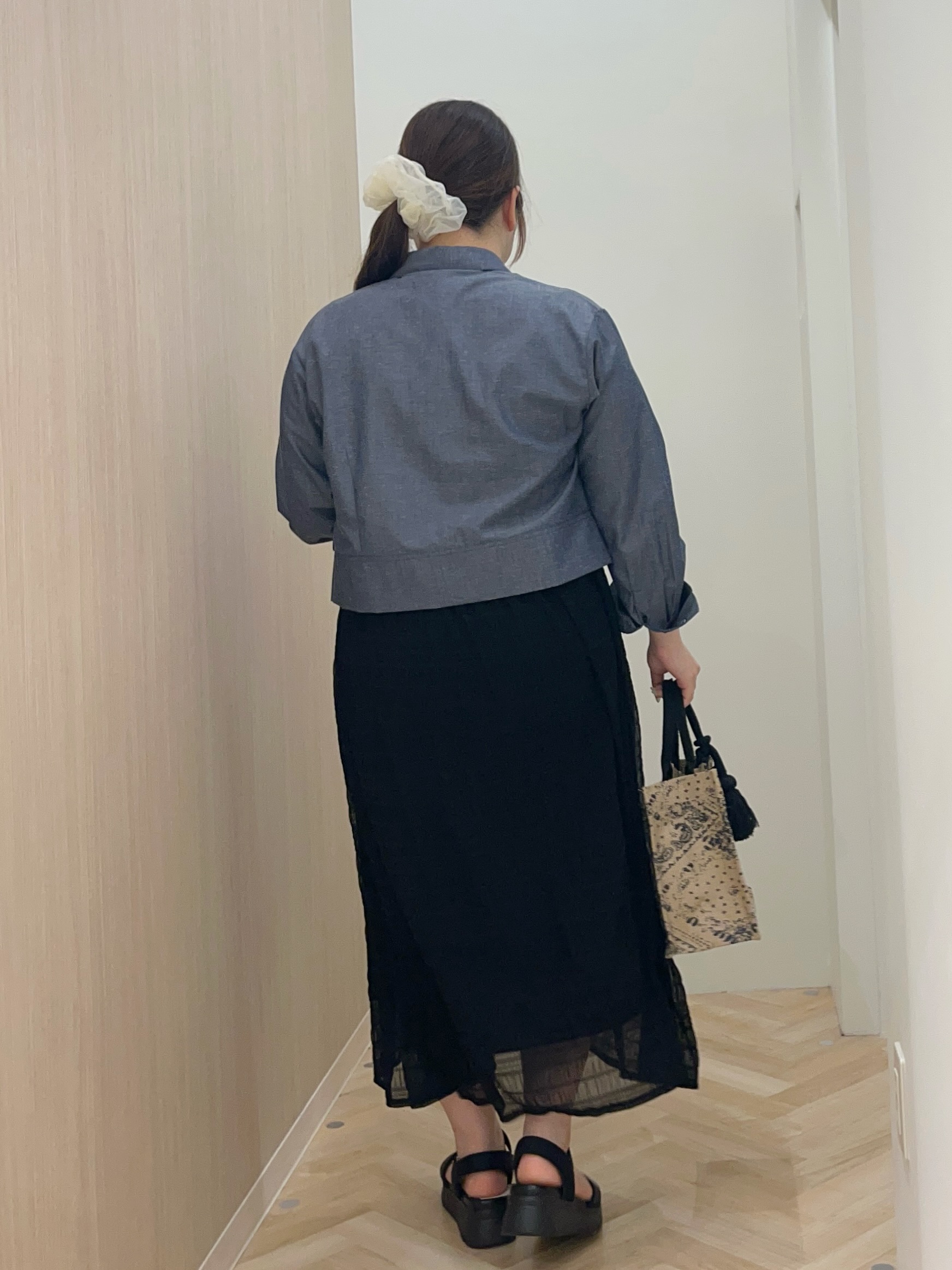akariさんの「grove｜【貴島明日香さん着用／イージーケア／接触冷感】麻混クロップドシャツ」を使ったコーディネート