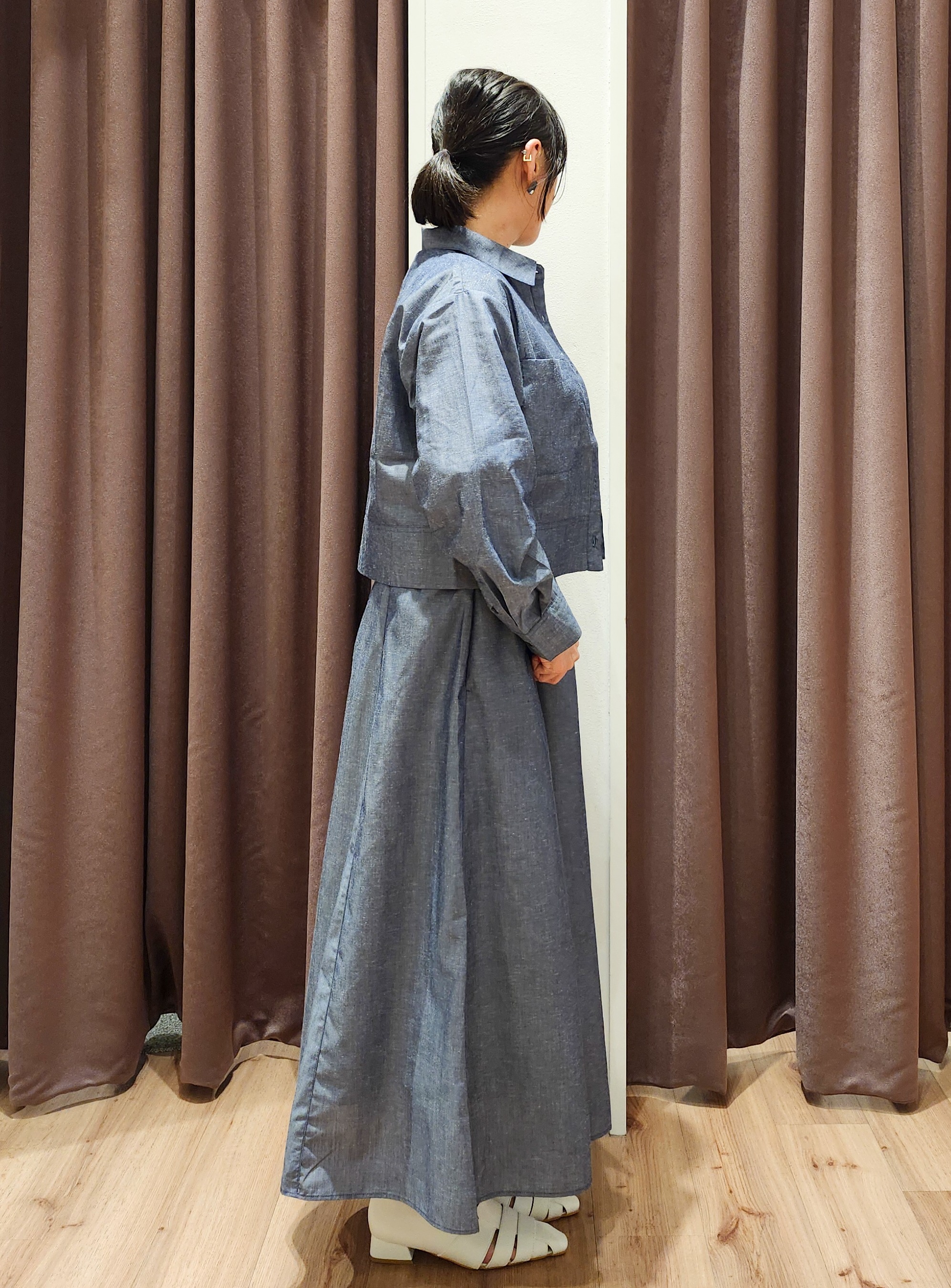 さくさんの「grove｜【貴島明日香さん着用／イージーケア／接触冷感】麻混クロップドシャツ」を使ったコーディネート