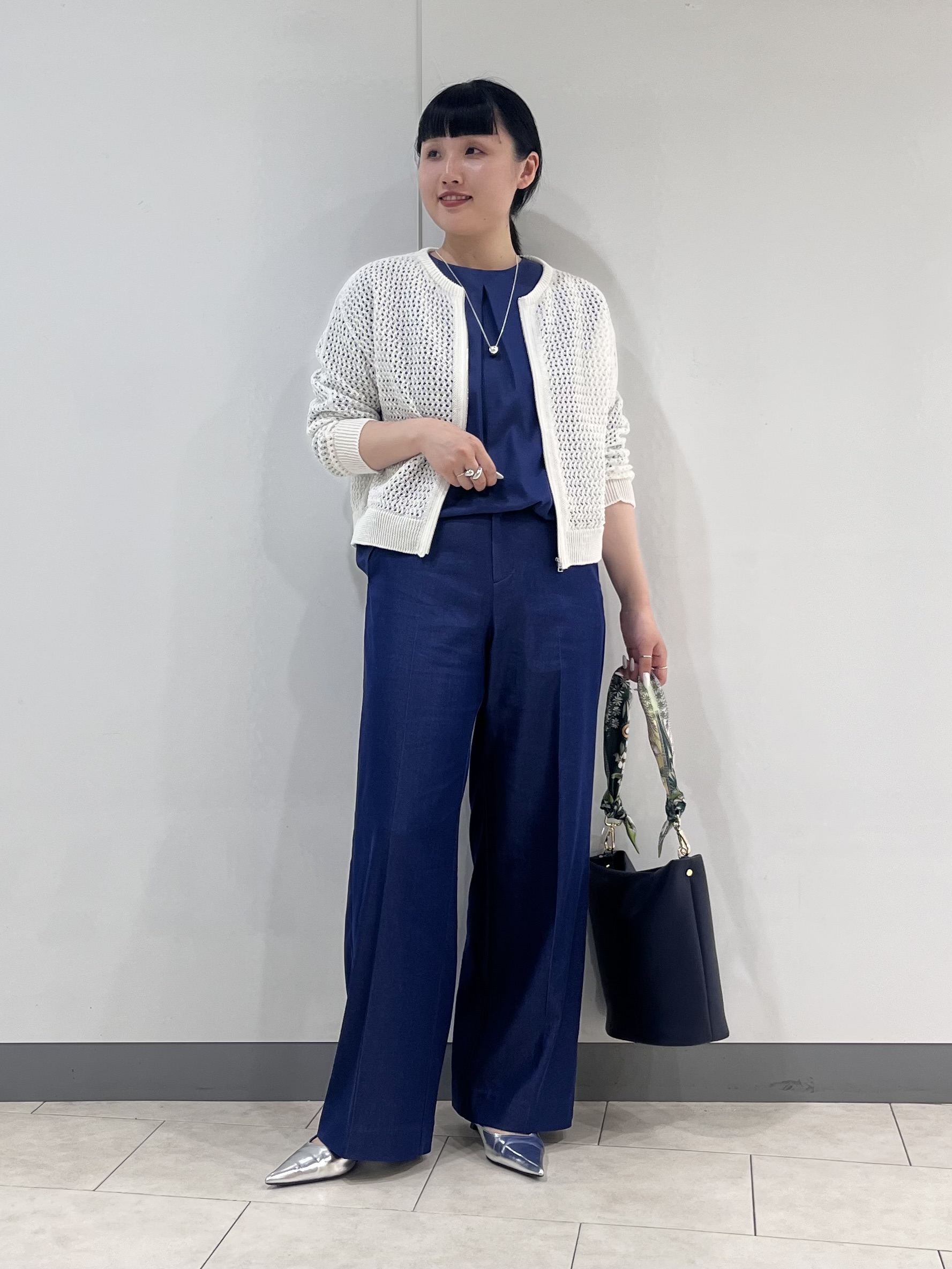 hasuさんの「INDIVI｜【洗える／UVケア／SETUP可能】デニムライク ランタン袖ブラウス」を使ったコーディネート