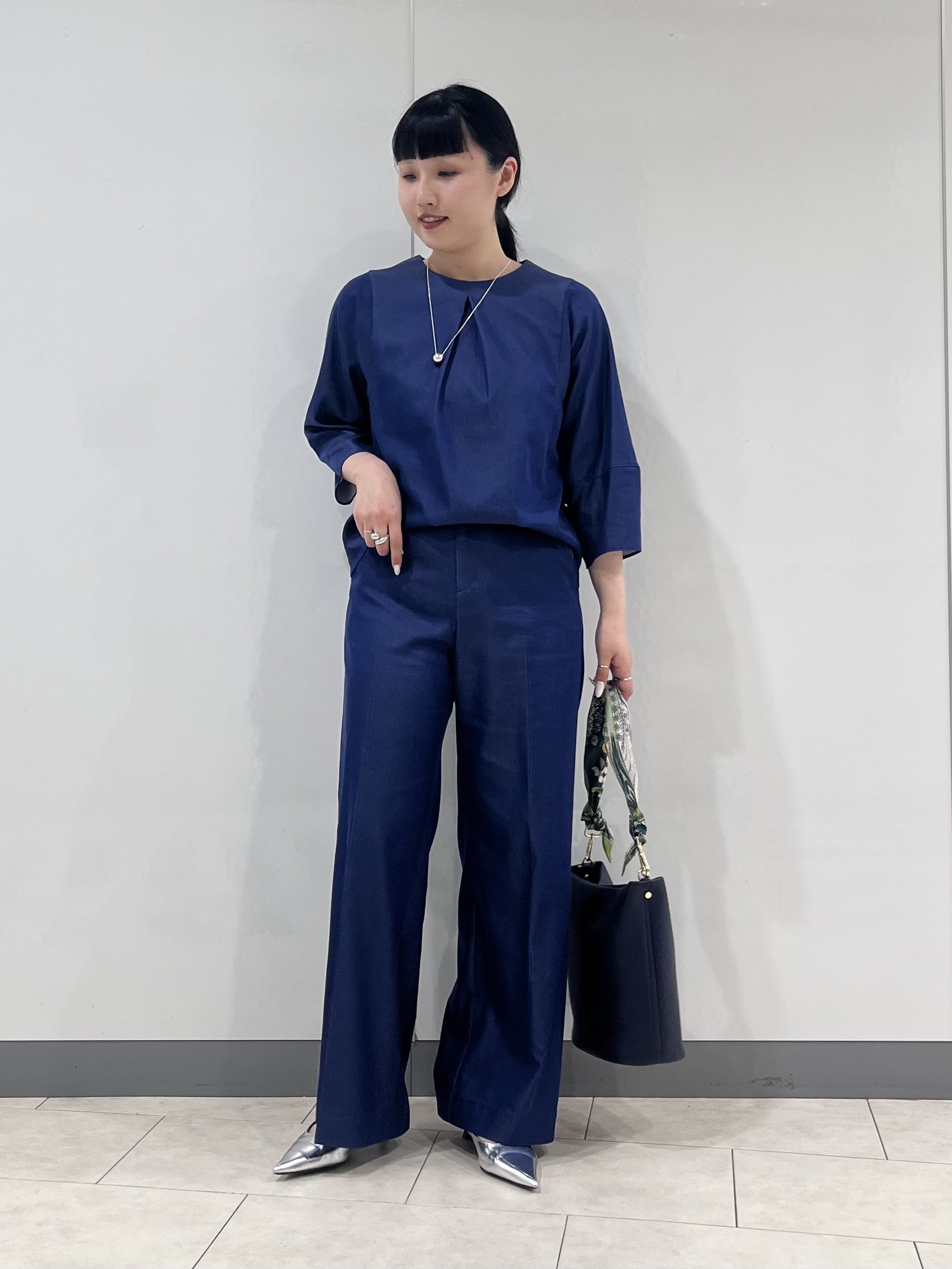 hasuさんの「INDIVI｜【洗える／UVケア／SETUP可能】デニムライク ランタン袖ブラウス」を使ったコーディネート