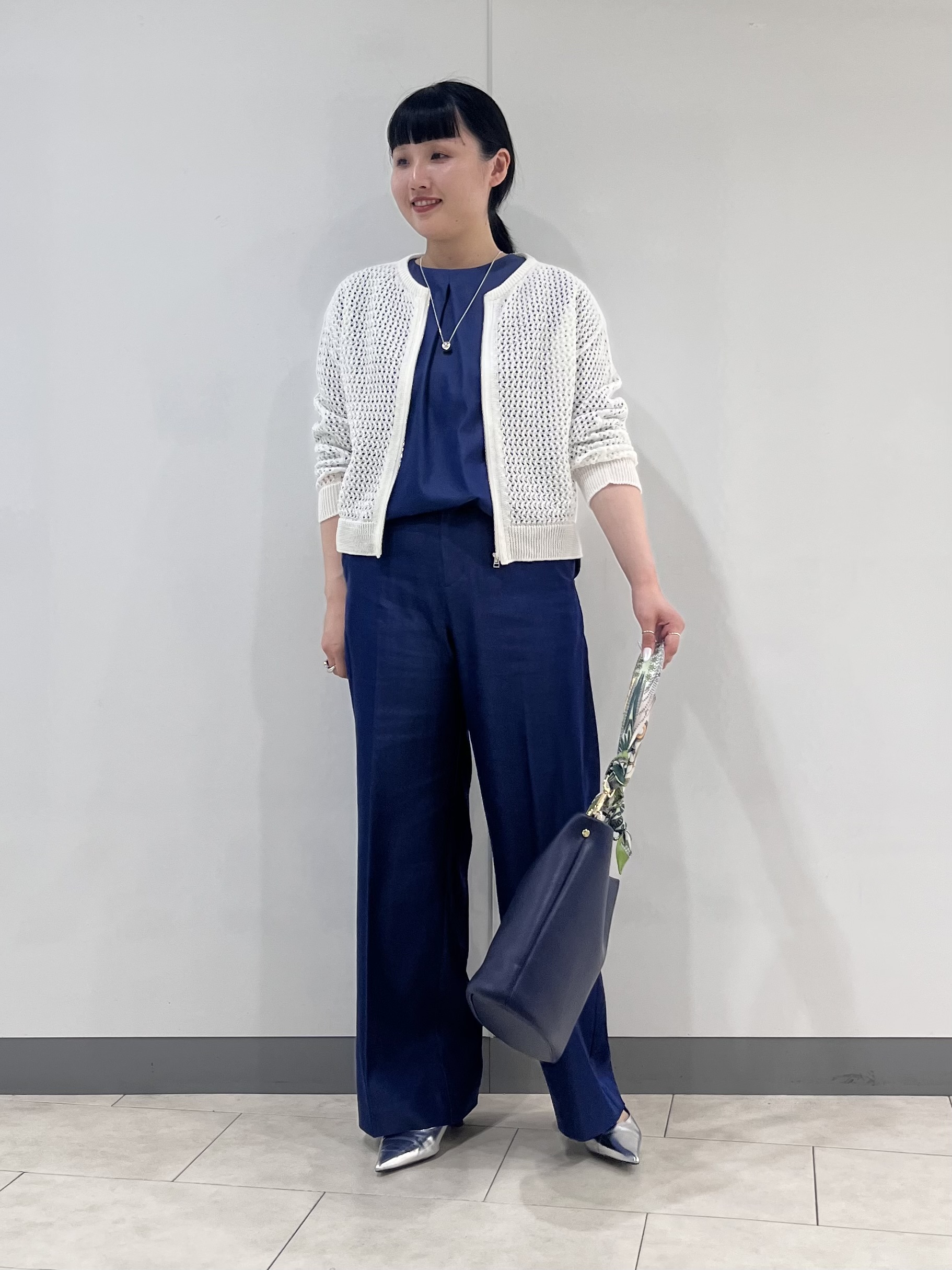 hasuさんの「INDIVI｜【洗える／UVケア／SETUP可能】デニムライク ランタン袖ブラウス」を使ったコーディネート