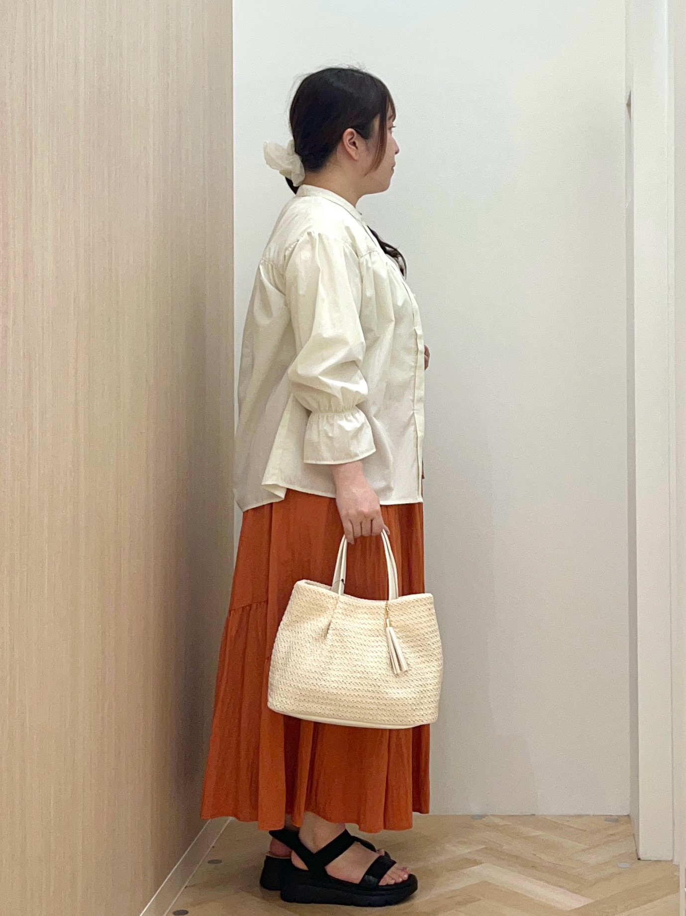 akariさんの「grove｜【貴島明日香さん着用／イージーケア／接触冷感】麻混スタンドギャザーシャツ」を使ったコーディネート