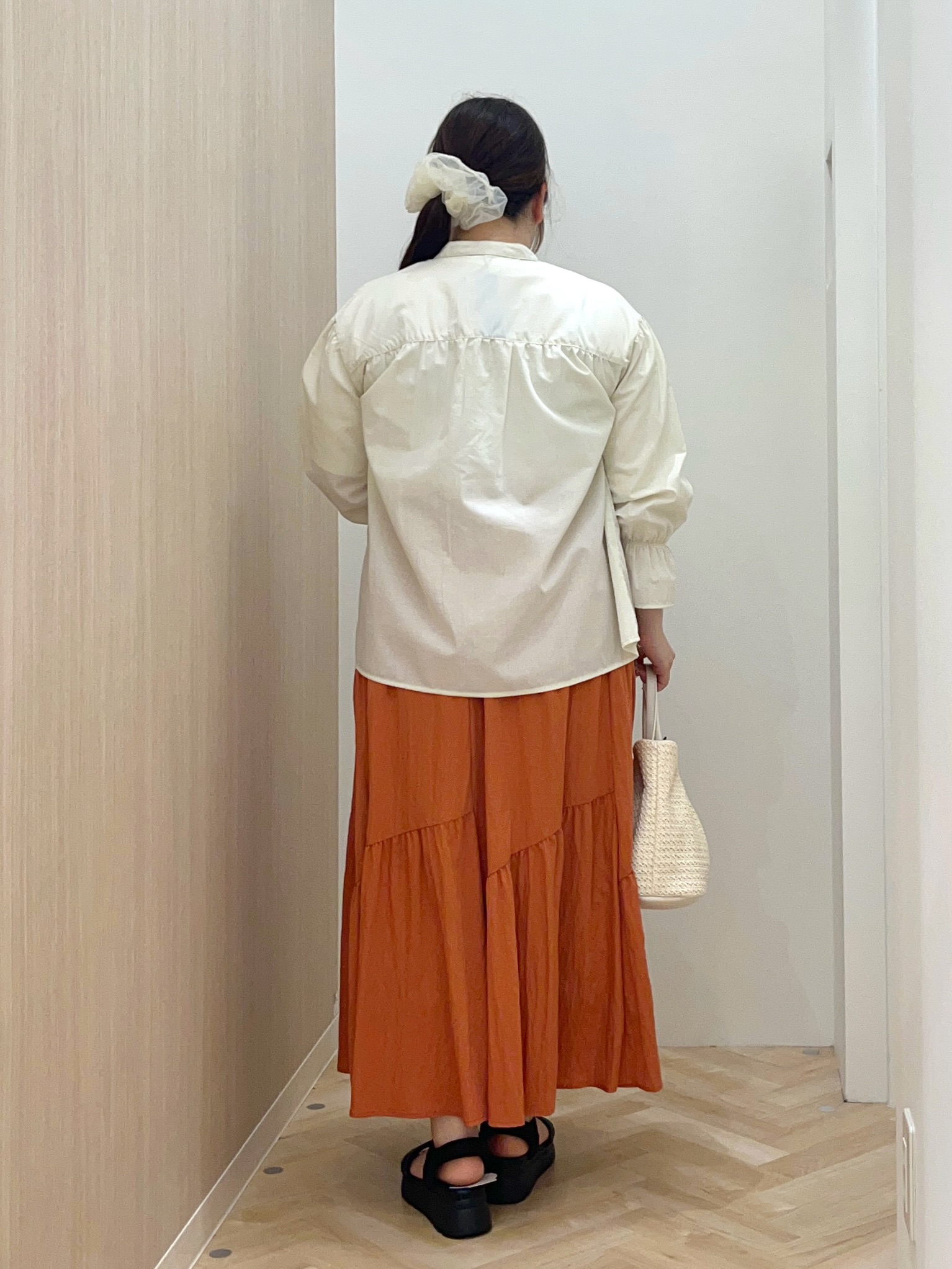 akariさんの「grove｜【貴島明日香さん着用／イージーケア／接触冷感】麻混スタンドギャザーシャツ」を使ったコーディネート