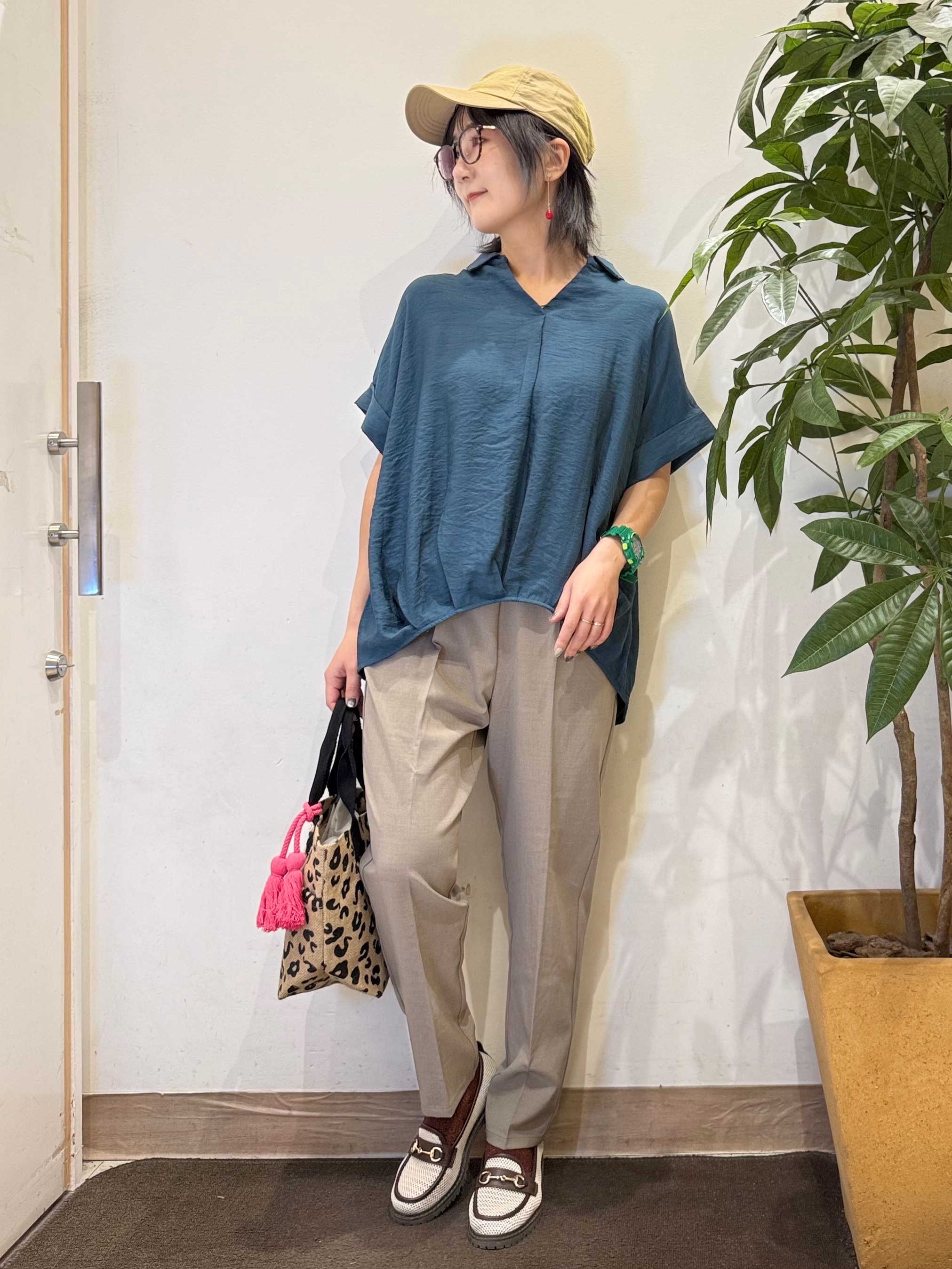 misakiさんの「SHOO･LA･RUE｜【ひんやり/S-LL/洗濯機可】インせず着られる 裾タック スキッパーシャツ」を使ったコーディネート