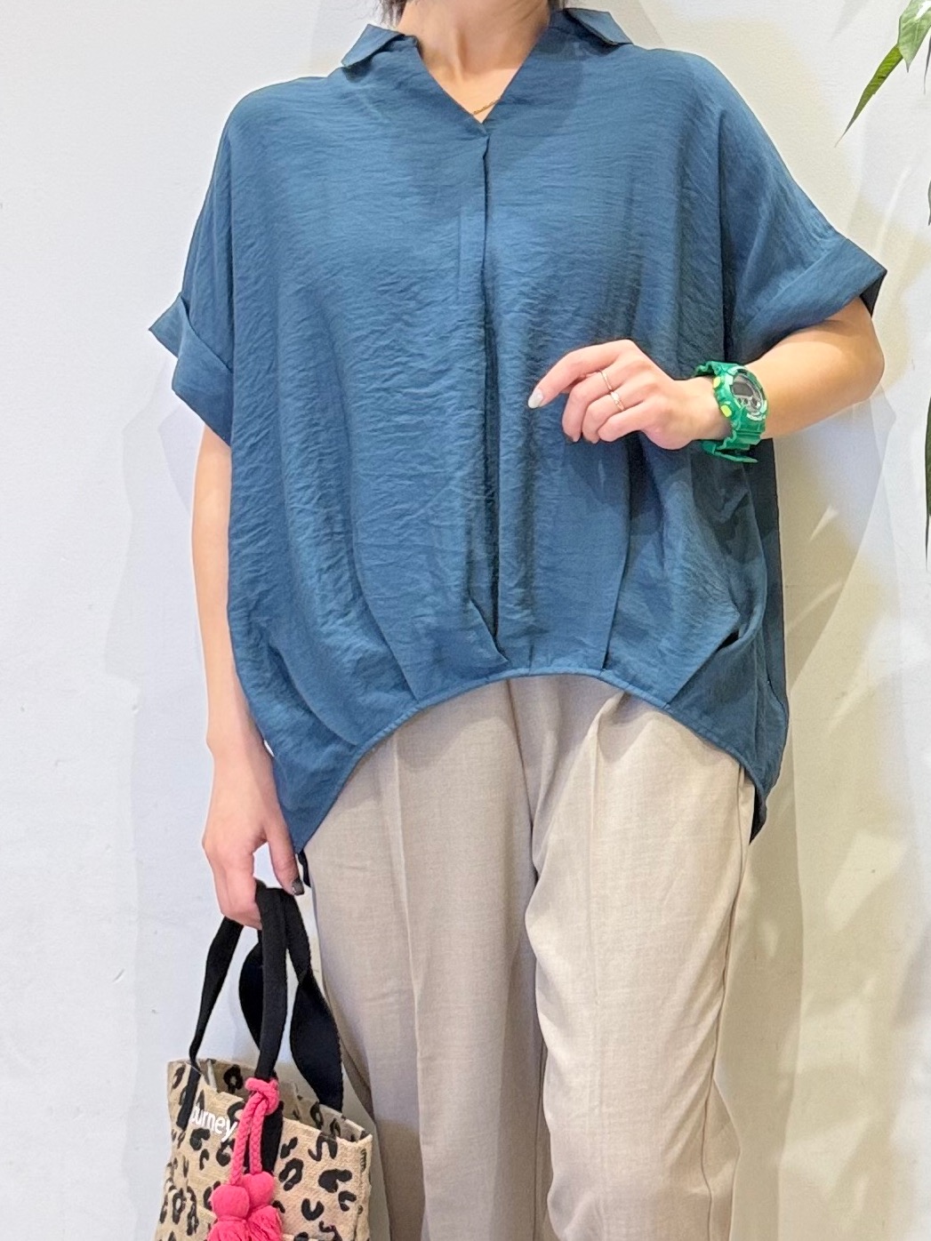 misakiさんの「SHOO･LA･RUE｜【ひんやり/S-LL/洗濯機可】インせず着られる 裾タック スキッパーシャツ」を使ったコーディネート