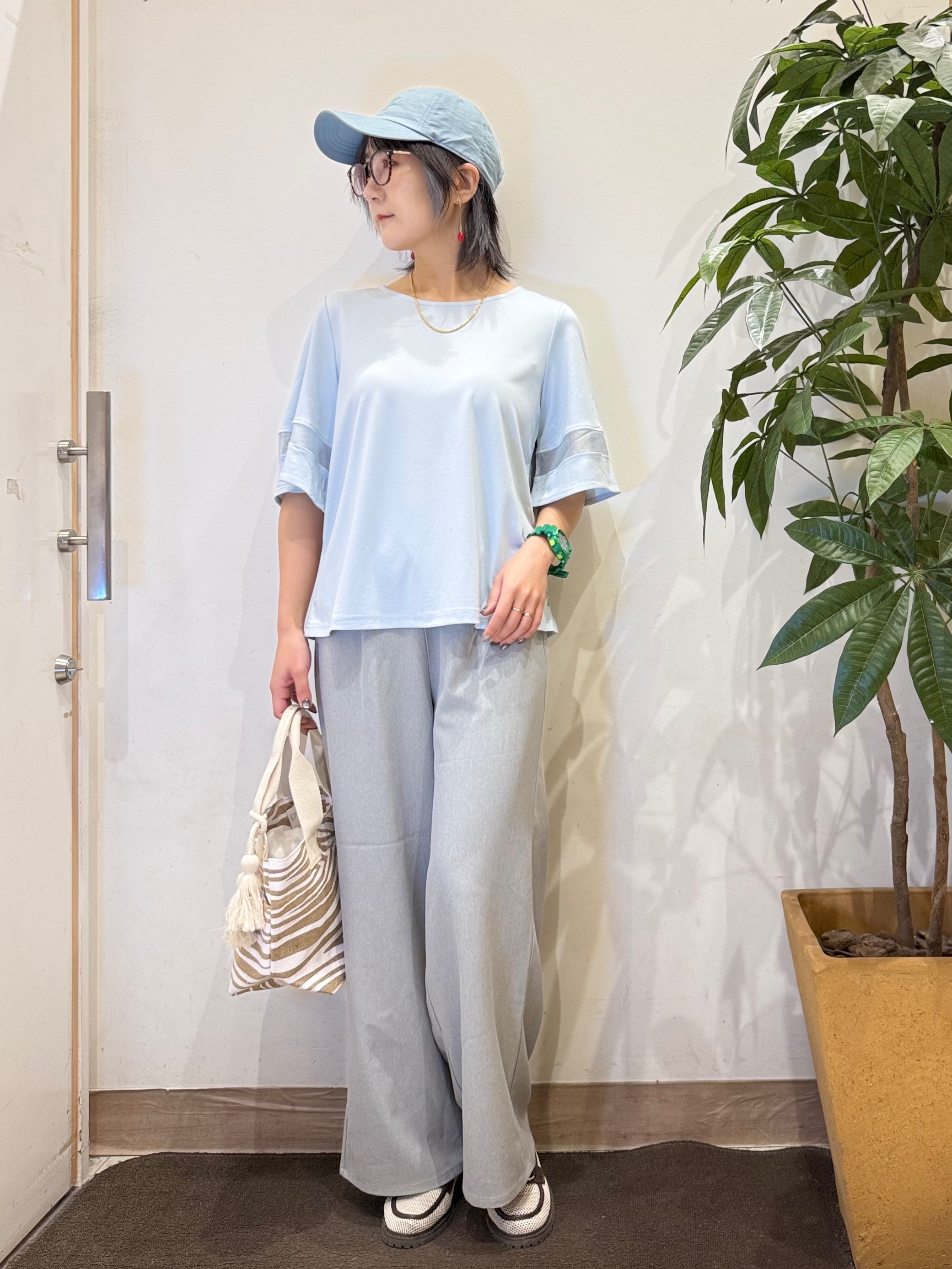misakiさんの「SHOO･LA･RUE｜【洗濯機後しわになりにくい/ひんやり/S-LL】お袖のシアーで抜け感プラス 二の腕隠せるフレアスリー」を使ったコーディネート