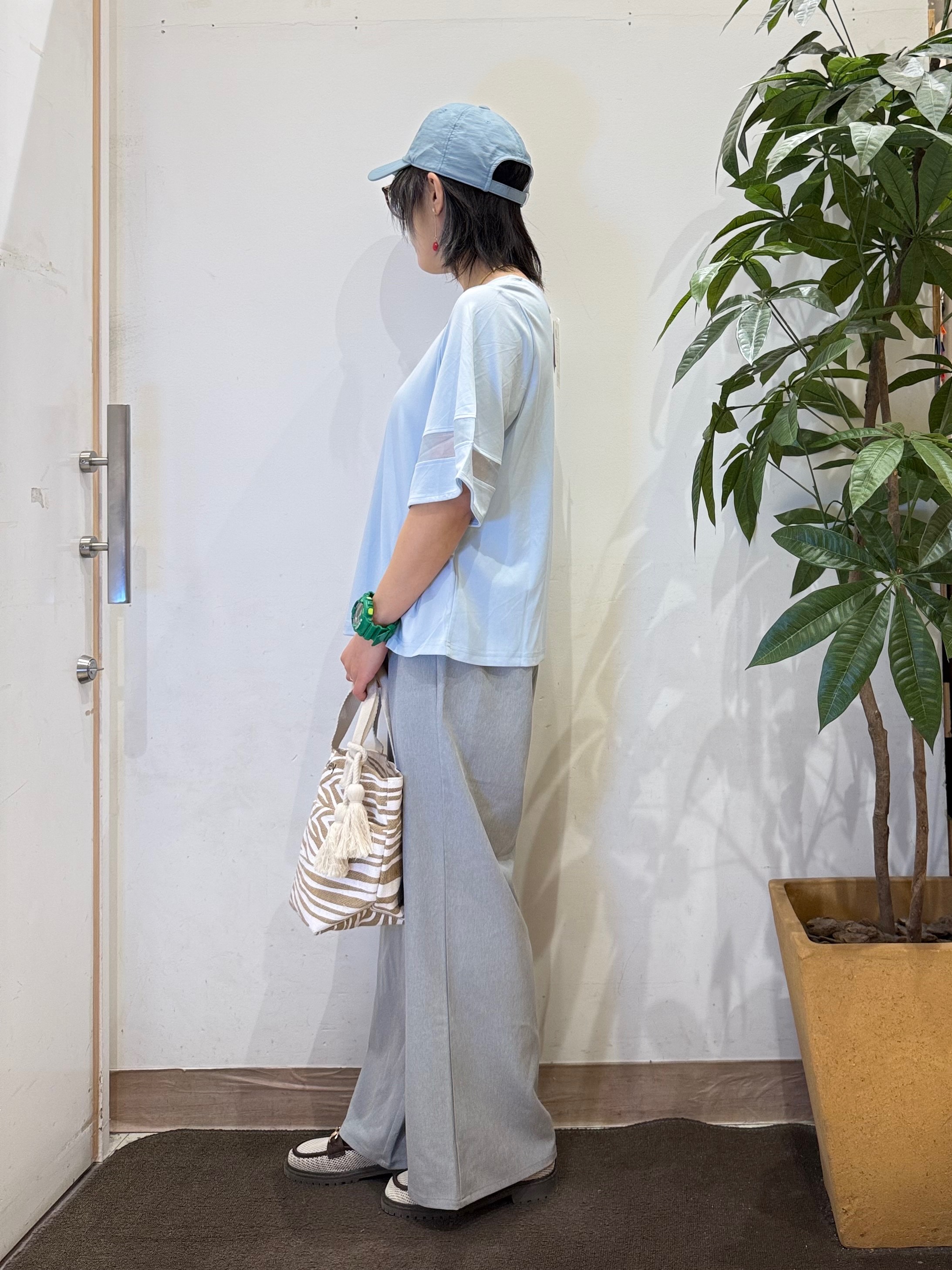 misakiさんの「SHOO･LA･RUE｜【洗濯機後しわになりにくい/ひんやり/S-LL】お袖のシアーで抜け感プラス 二の腕隠せるフレアスリー」を使ったコーディネート