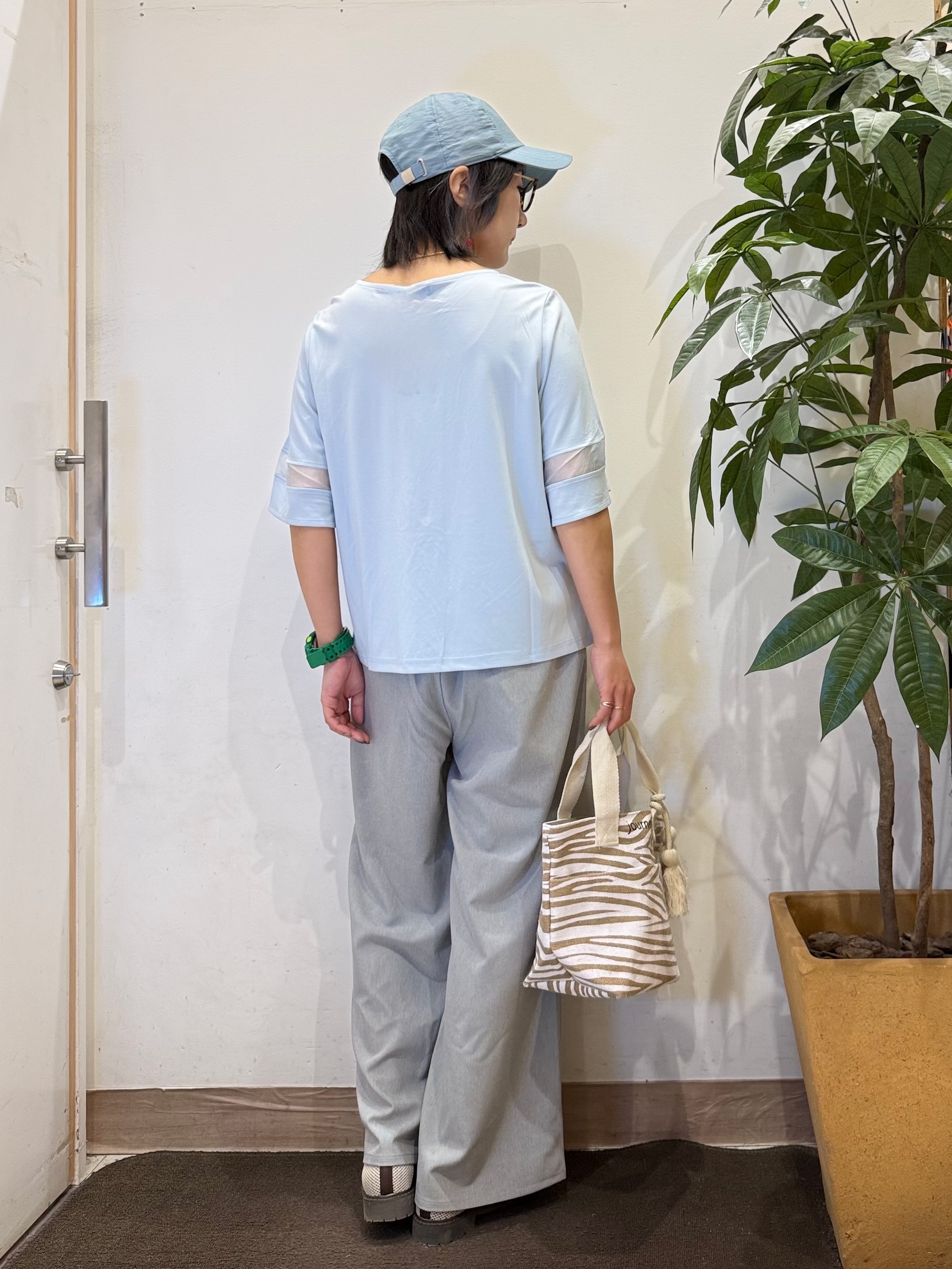 misakiさんの「SHOO･LA･RUE｜【洗濯機後しわになりにくい/ひんやり/S-LL】お袖のシアーで抜け感プラス 二の腕隠せるフレアスリー」を使ったコーディネート