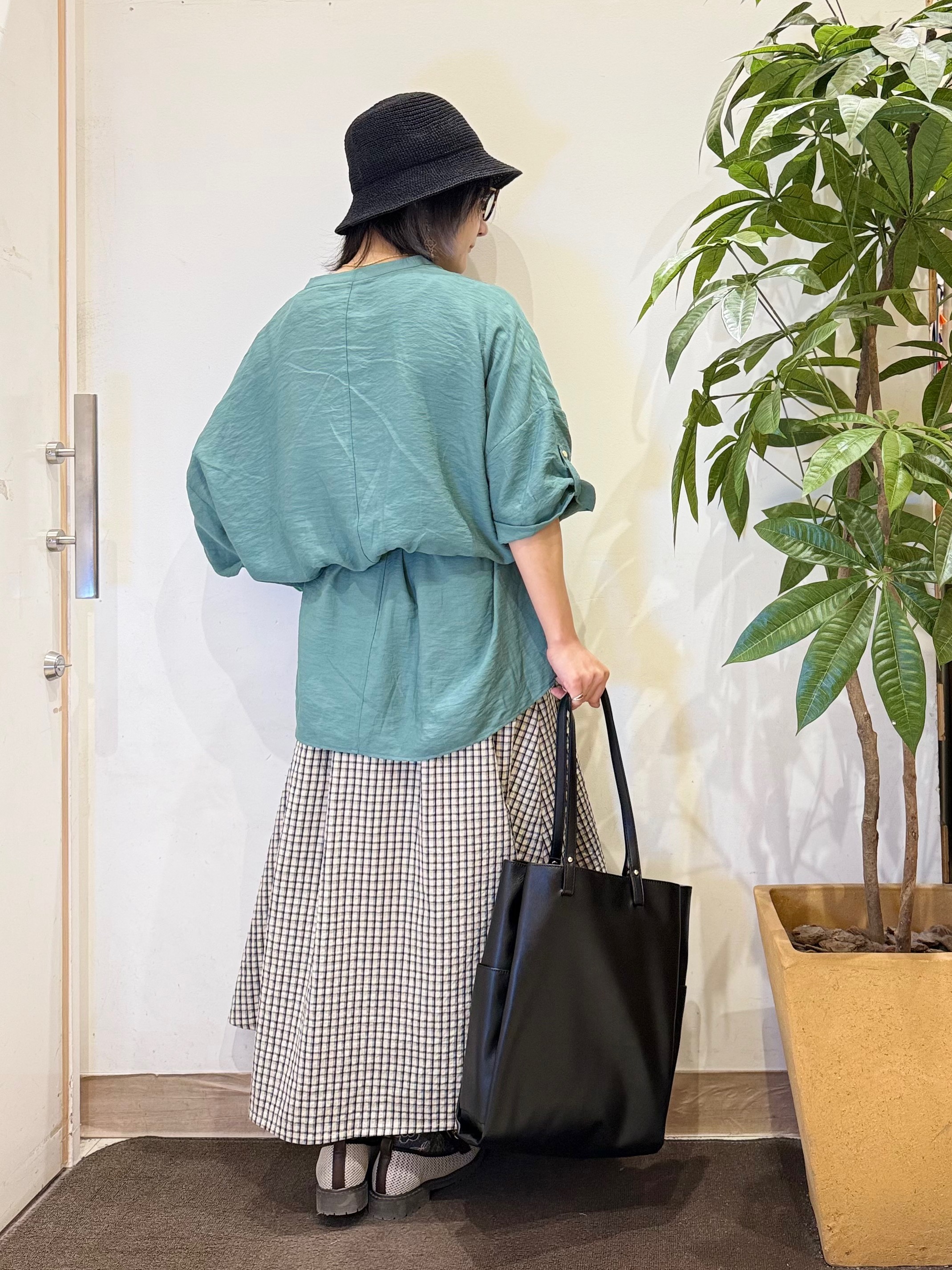 misakiさんの「SHOO･LA･RUE｜【ひんやり/S-LL/洗濯機可】体型カバー叶える 大人のゆるドルマンチュニック」を使ったコーディネート