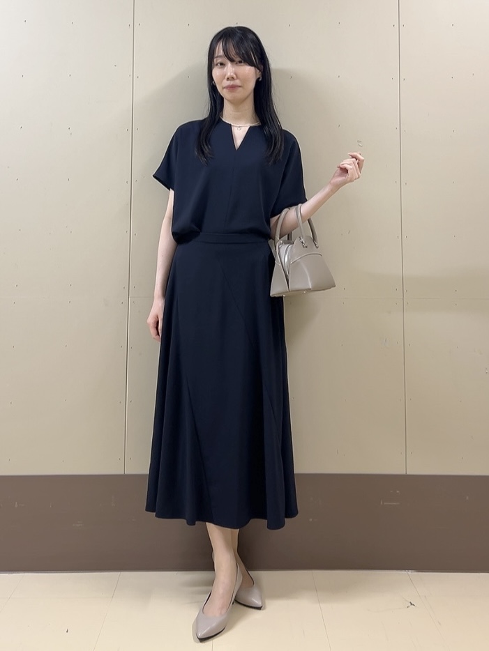 sechiさんの「UNTITLED｜【UV/接触冷感/セットアップ可】リラクシーキーVネックブラウス」を使ったコーディネート
