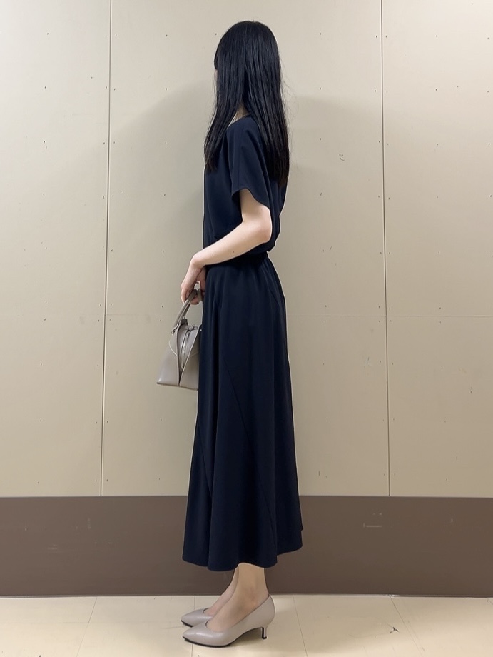 sechiさんの「UNTITLED｜【UV/接触冷感/セットアップ可】リラクシーキーVネックブラウス」を使ったコーディネート