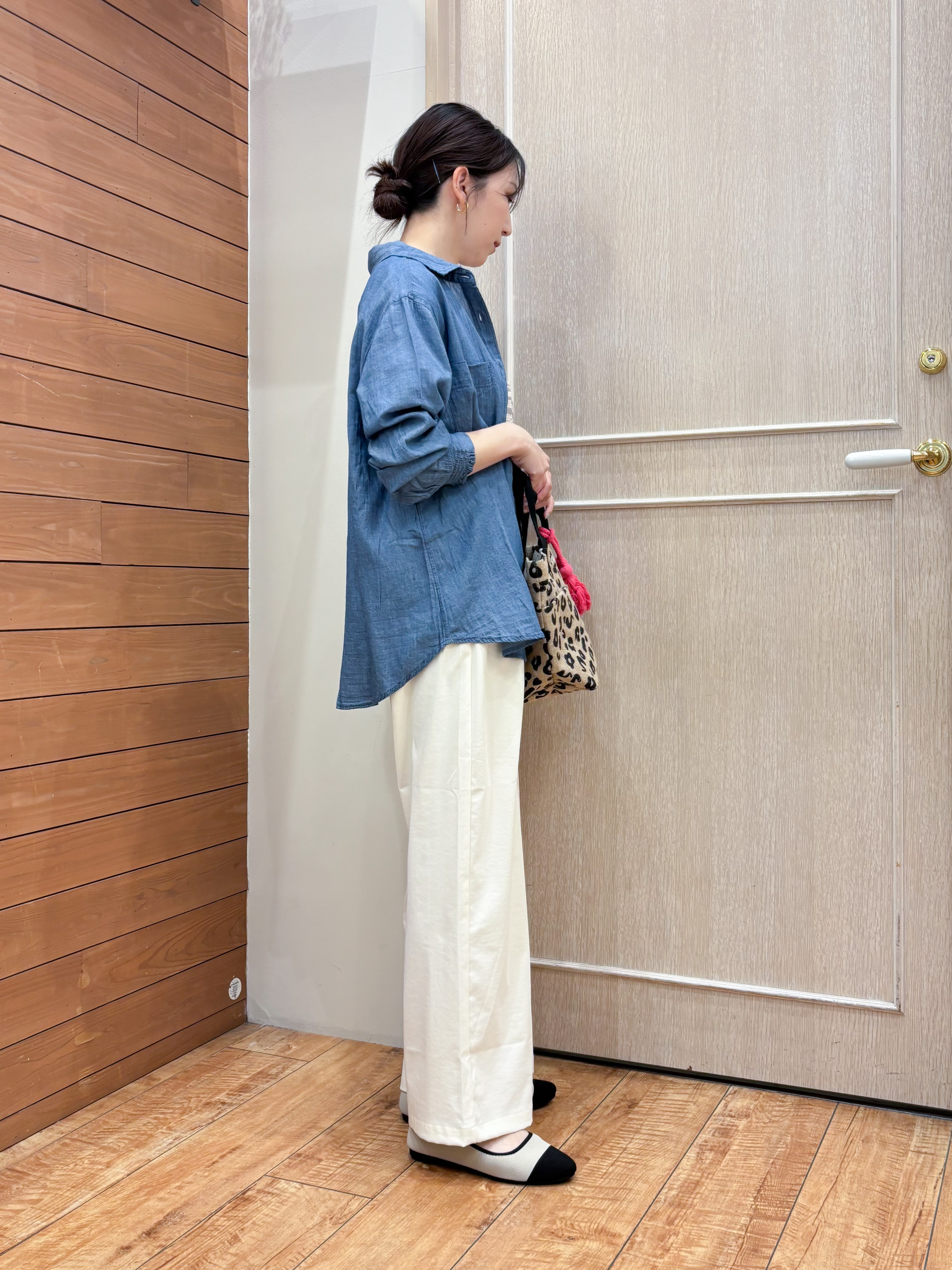 なみさんの「SHOO･LA･RUE｜【綿100%/UV/S-LL/体型カバー】優しく透ける 柔らかシアーデニムシャツ」を使ったコーディネート