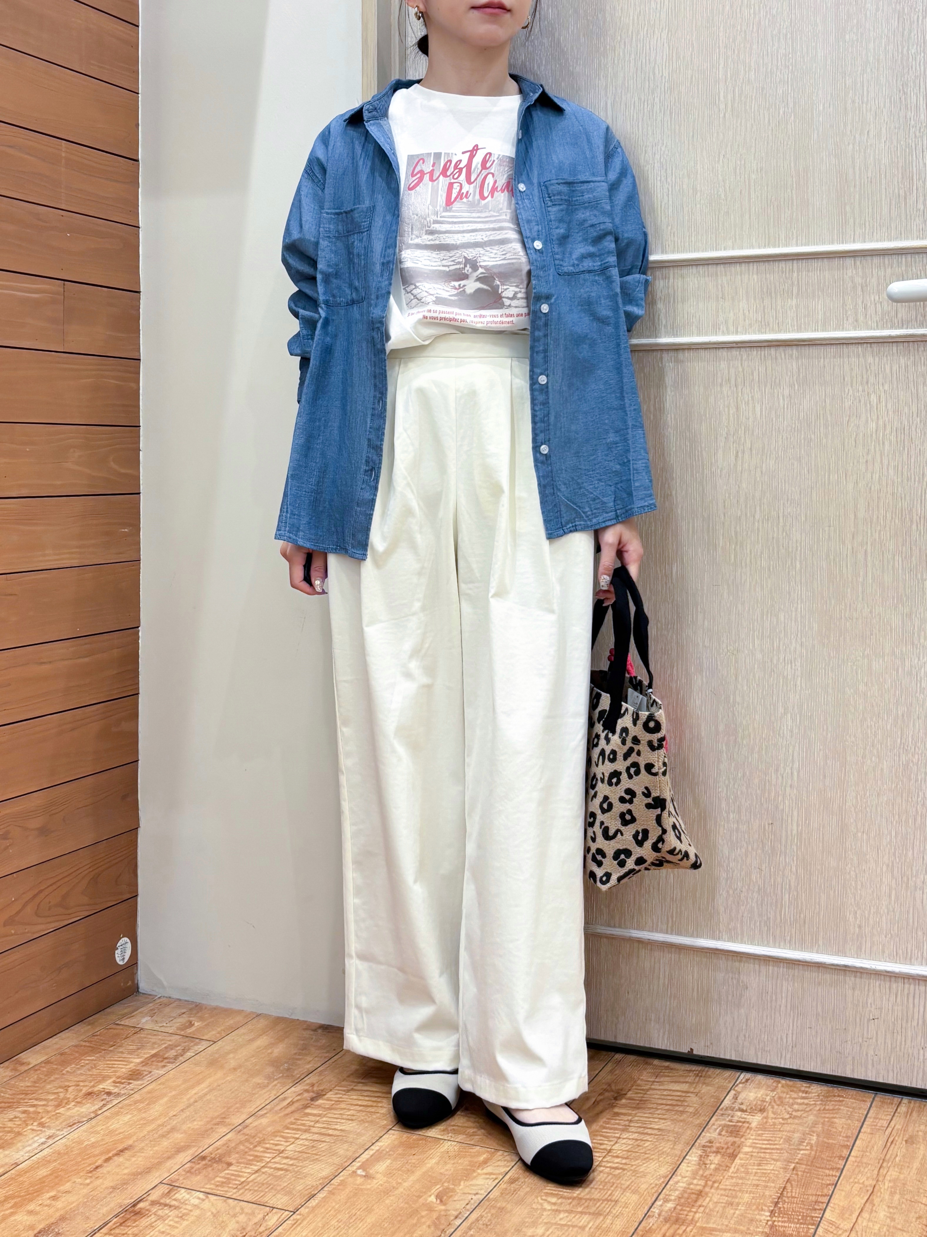 なみさんの「SHOO･LA･RUE｜【綿100%/UV/S-LL/体型カバー】優しく透ける 柔らかシアーデニムシャツ」を使ったコーディネート