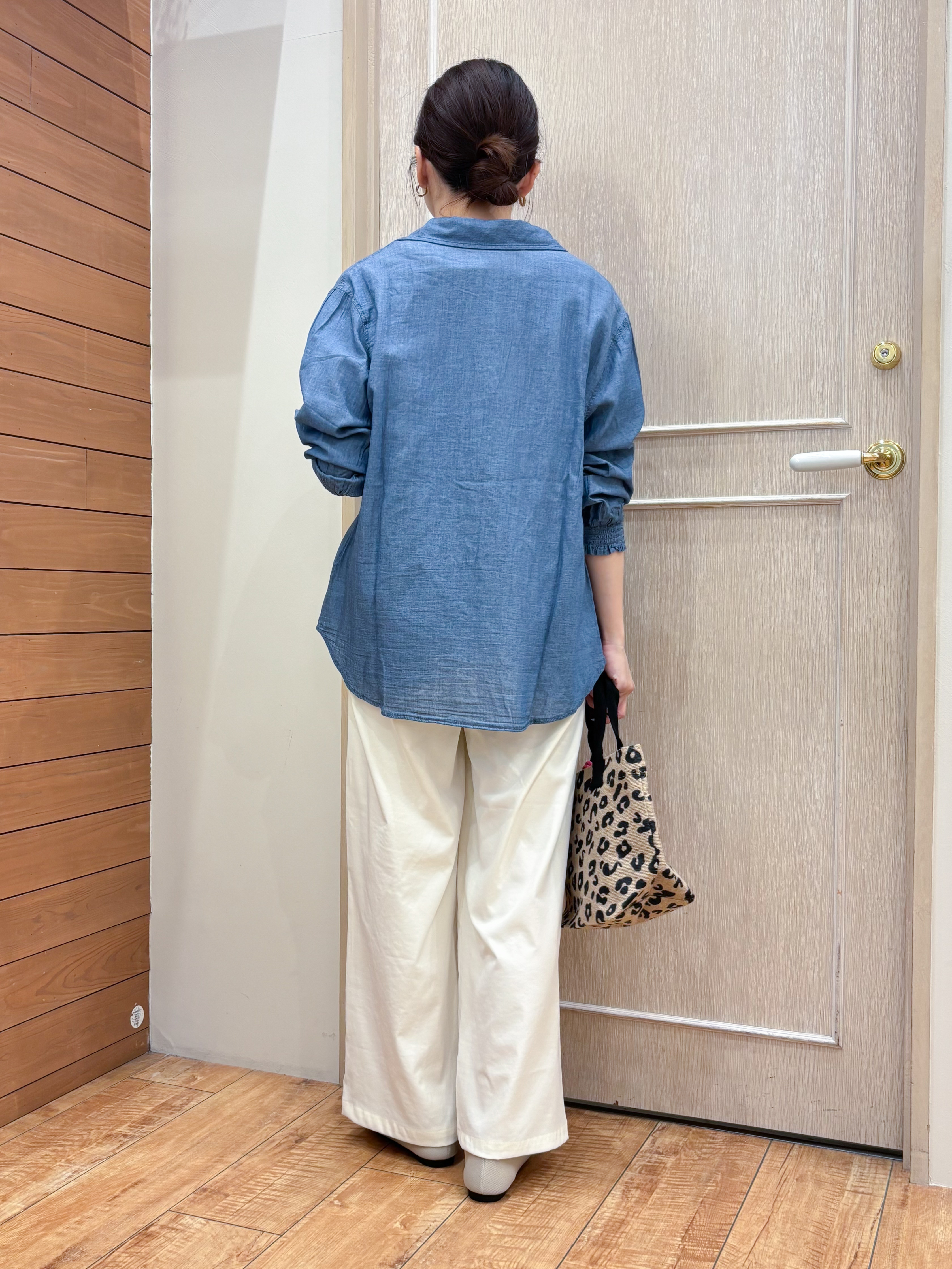 なみさんの「SHOO･LA･RUE｜【綿100%/UV/S-LL/体型カバー】優しく透ける 柔らかシアーデニムシャツ」を使ったコーディネート