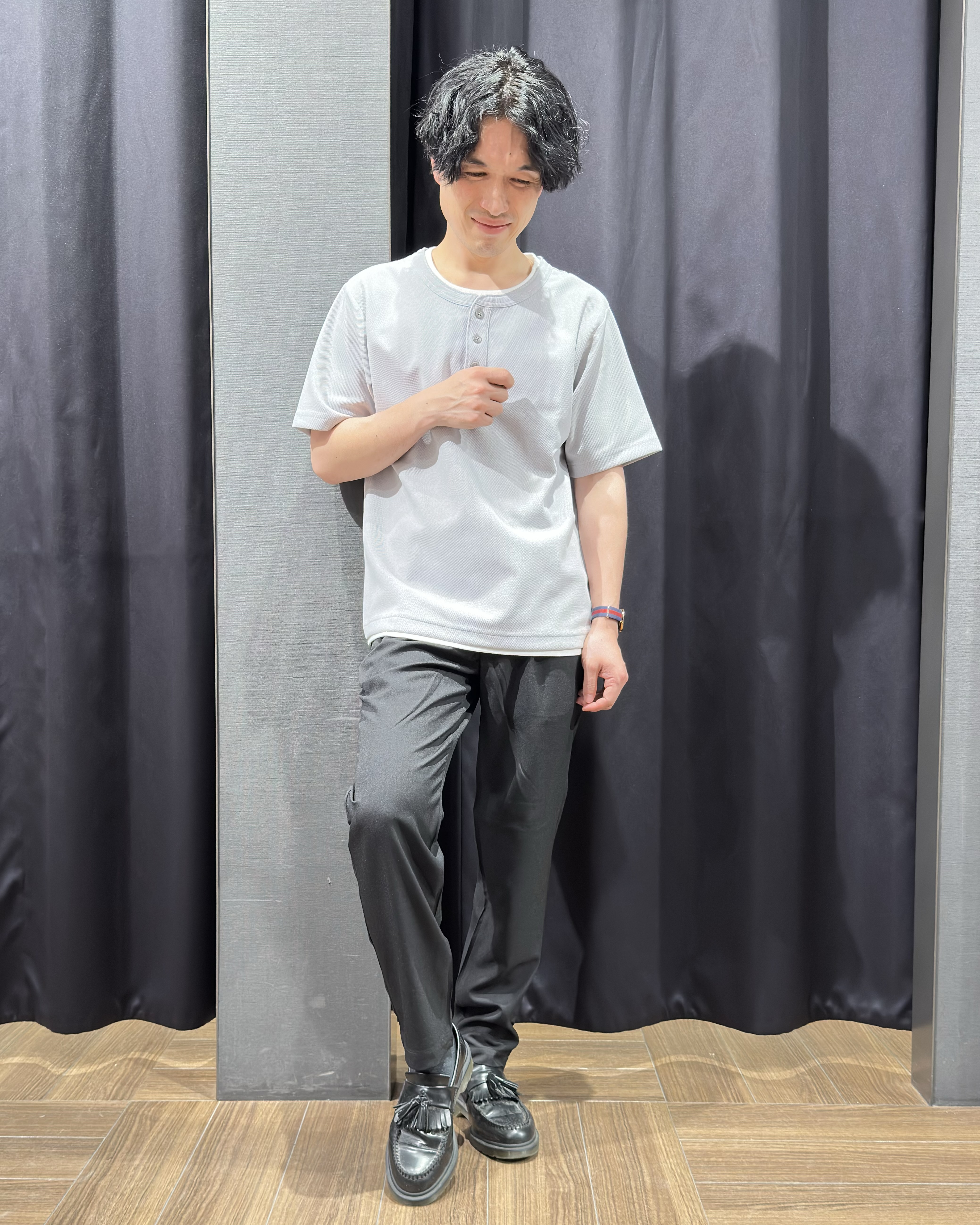 tomoyaさんの「THE SHOP TK｜【1枚でちゃんとして見える】ヘンリーネック レイヤード風 半袖Tシャツ 洗濯機OK」を使ったコーディネート