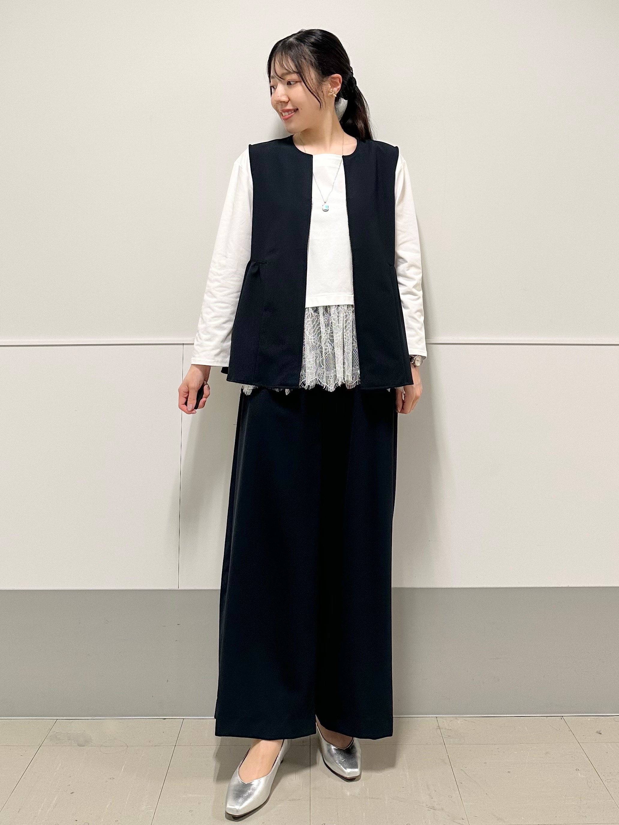 Momoさんの「Reflect｜【単品使い◎】ペプラムベスト＋リラクシーパンツセット」を使ったコーディネート