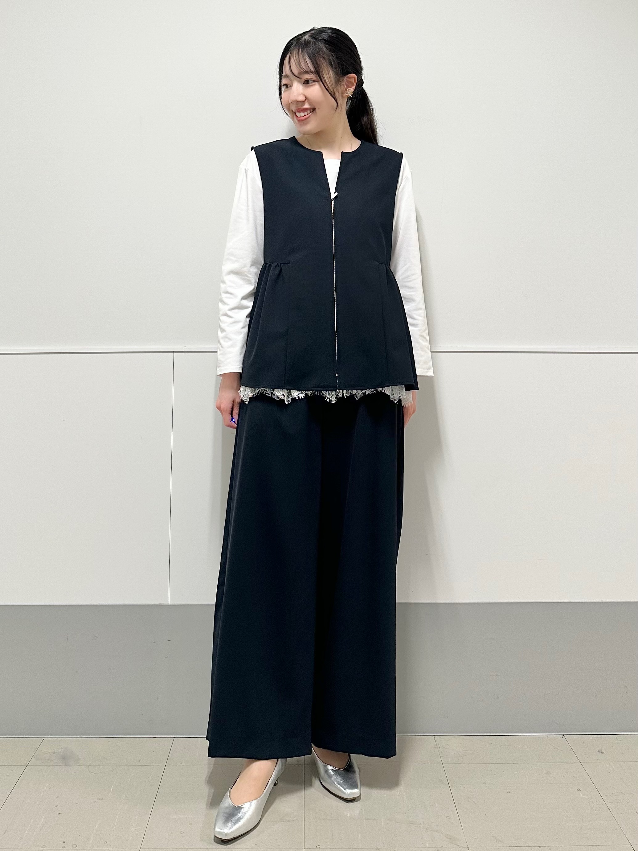 Momoさんの「Reflect｜【単品使い◎】ペプラムベスト＋リラクシーパンツセット」を使ったコーディネート