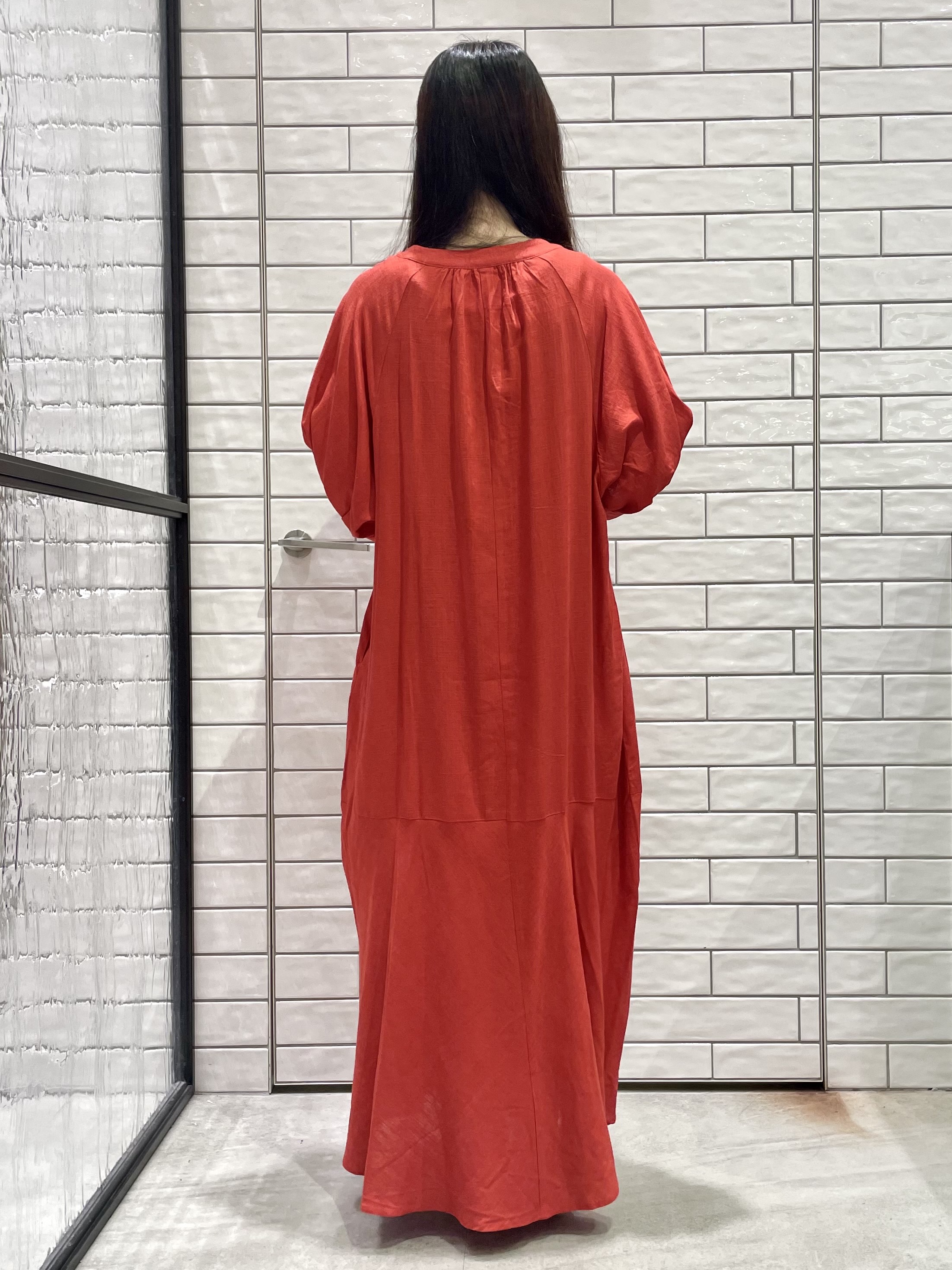 ayakaさんの「OPAQUE.CLIP｜キーネックロングワンピース【洗える】」を使ったコーディネート