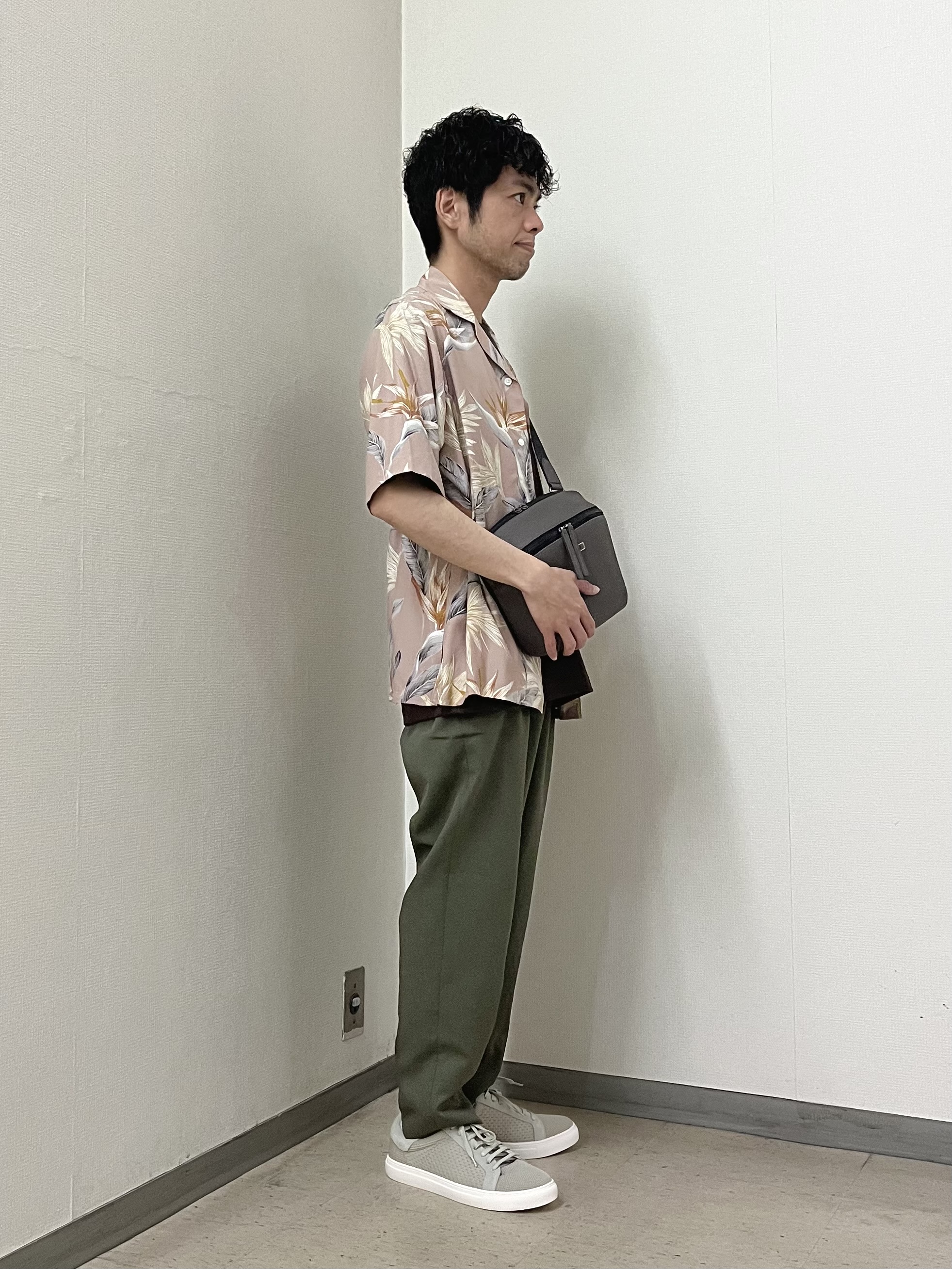 URAさんの「TAKEO KIKUCHI｜【BOWLER HAT LABEL】トロピカルフローラル レーヨンシャツ」を使ったコーディネート