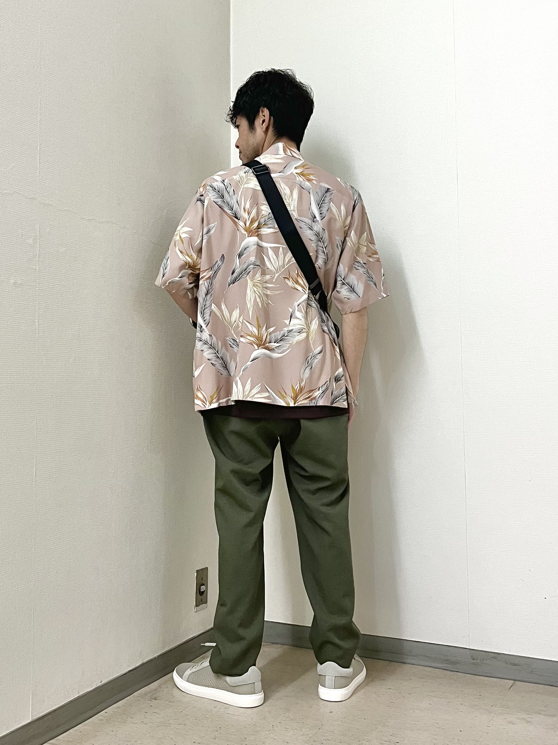 URAさんの「TAKEO KIKUCHI｜【BOWLER HAT LABEL】トロピカルフローラル レーヨンシャツ」を使ったコーディネート