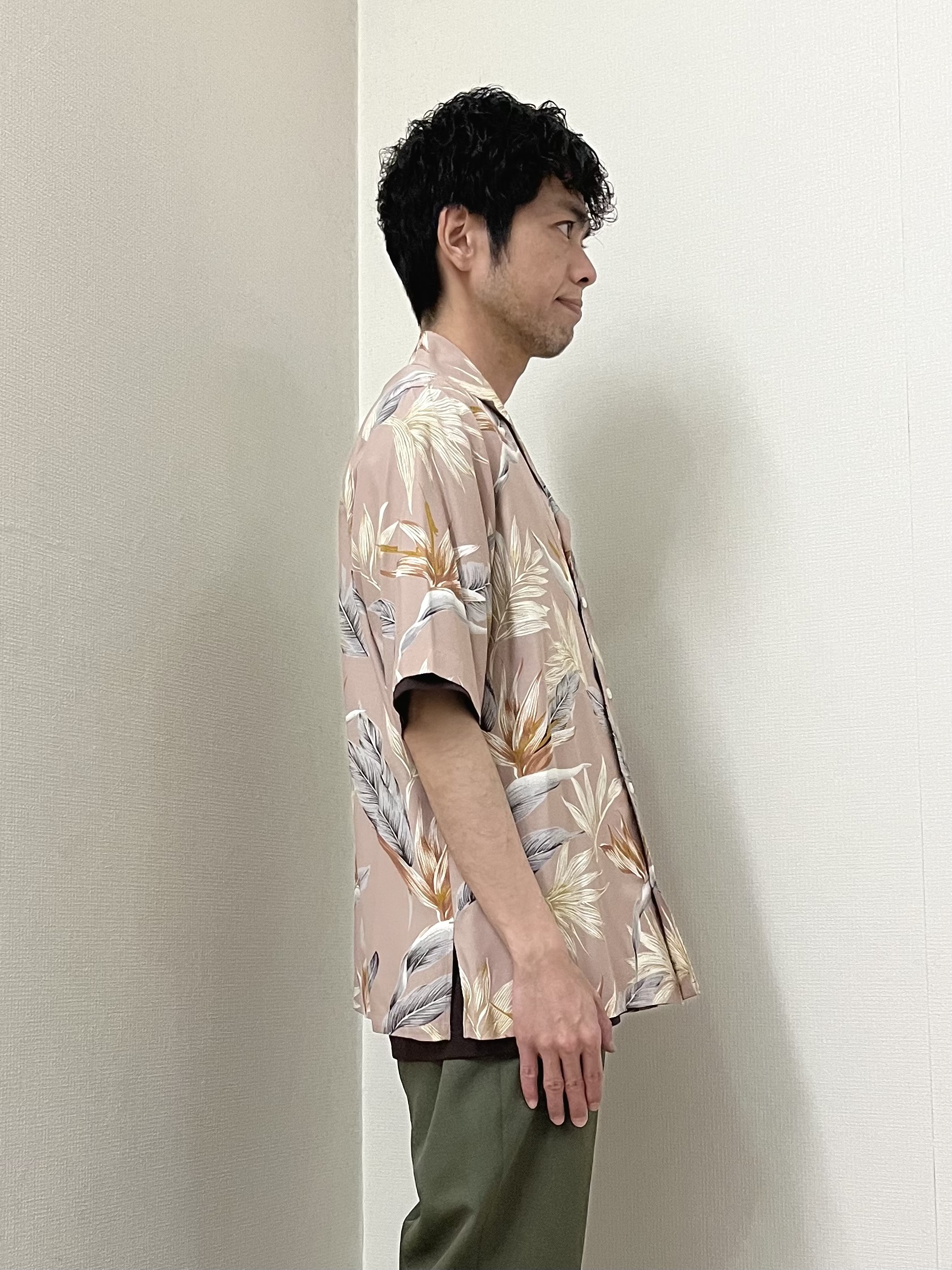 URAさんの「TAKEO KIKUCHI｜【BOWLER HAT LABEL】トロピカルフローラル レーヨンシャツ」を使ったコーディネート
