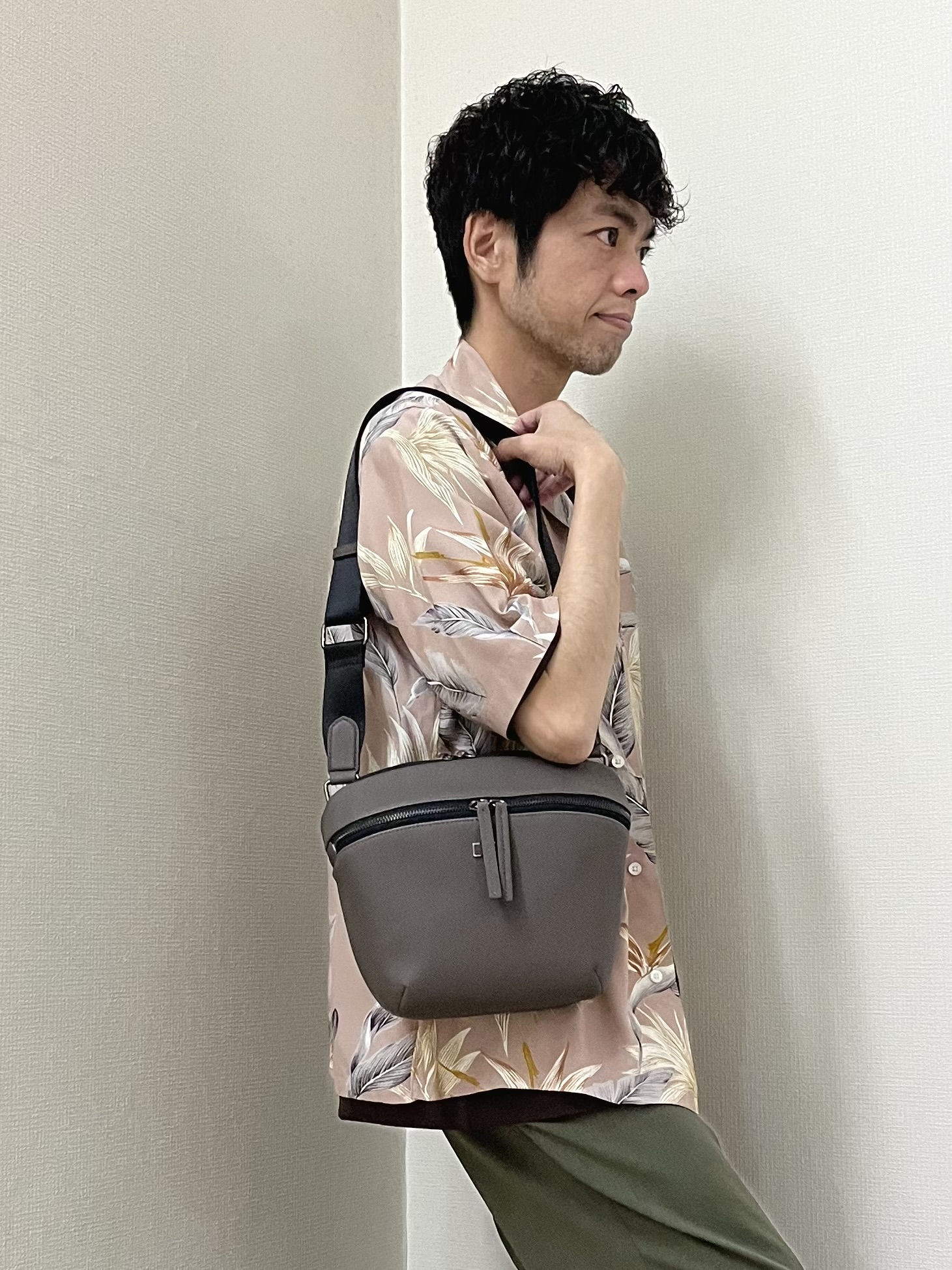 URAさんの「TAKEO KIKUCHI｜【BOWLER HAT LABEL】トロピカルフローラル レーヨンシャツ」を使ったコーディネート