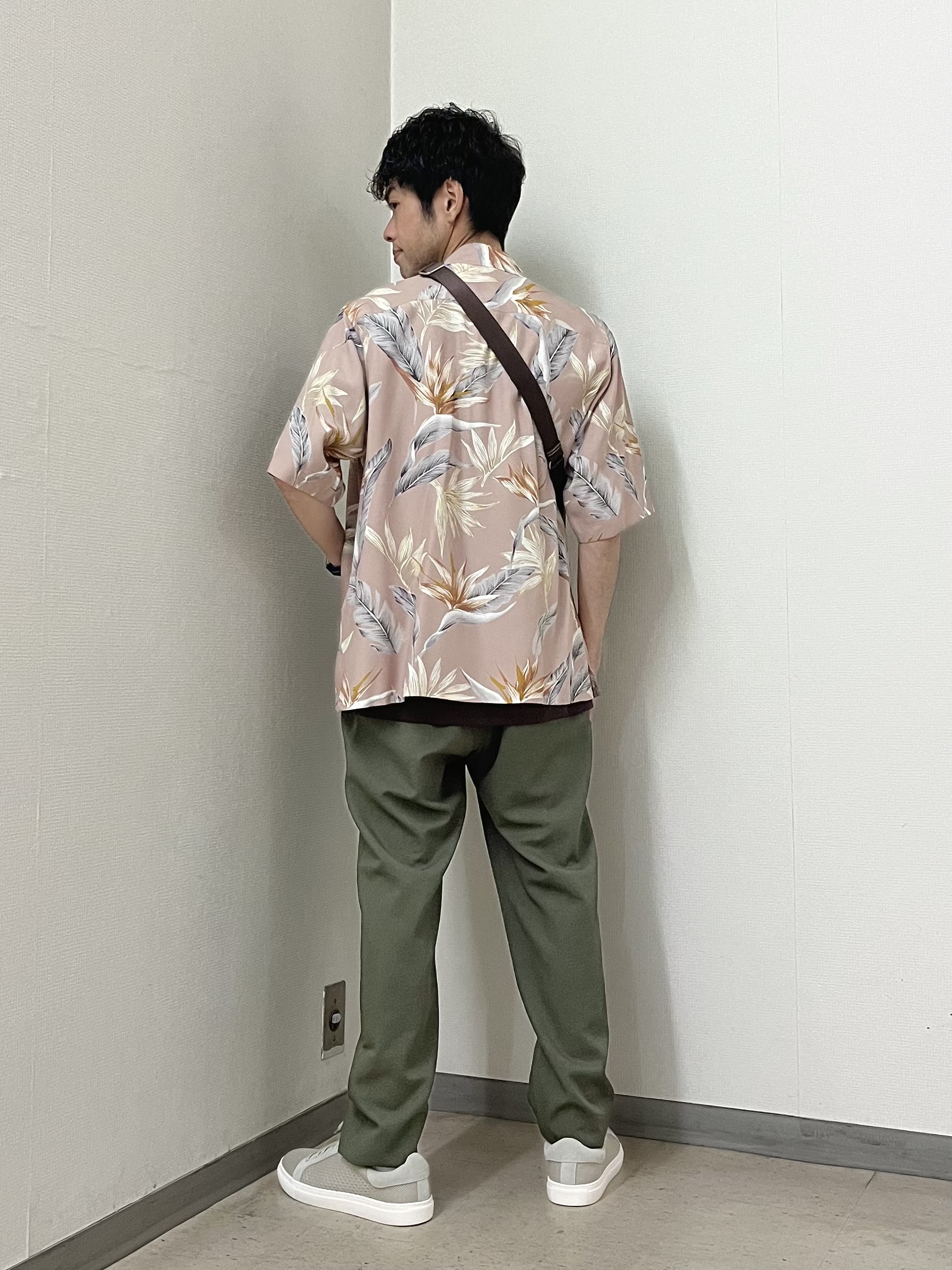 URAさんの「TAKEO KIKUCHI｜【BOWLER HAT LABEL】トロピカルフローラル レーヨンシャツ」を使ったコーディネート