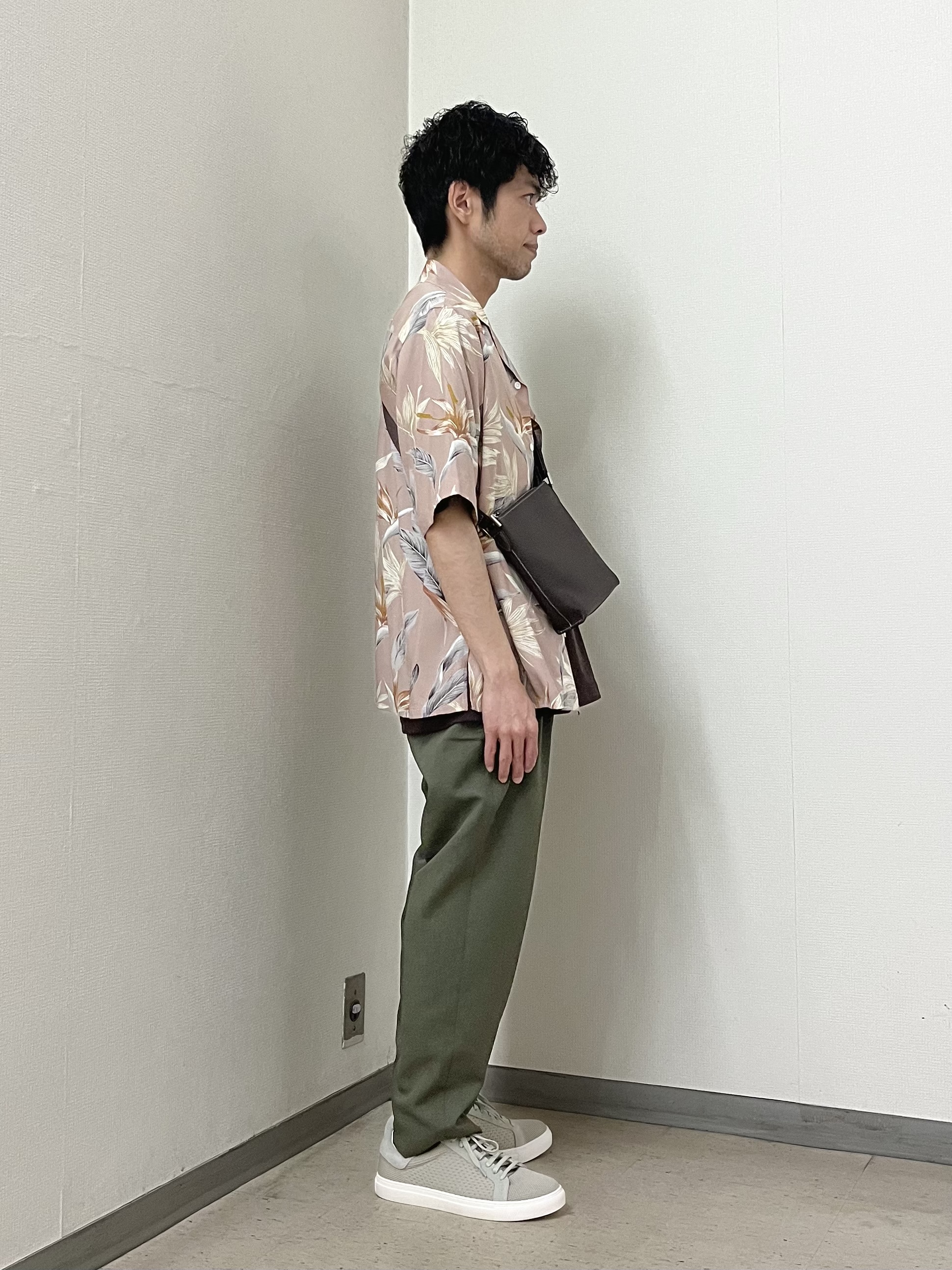 URAさんの「TAKEO KIKUCHI｜【BOWLER HAT LABEL】トロピカルフローラル レーヨンシャツ」を使ったコーディネート