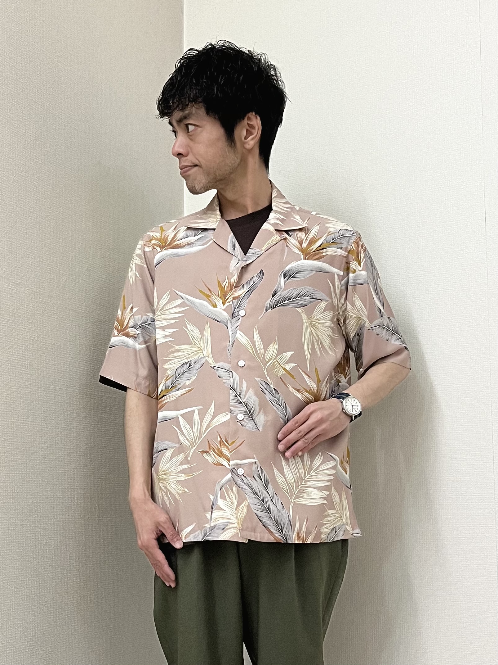 URAさんの「TAKEO KIKUCHI｜【BOWLER HAT LABEL】トロピカルフローラル レーヨンシャツ」を使ったコーディネート