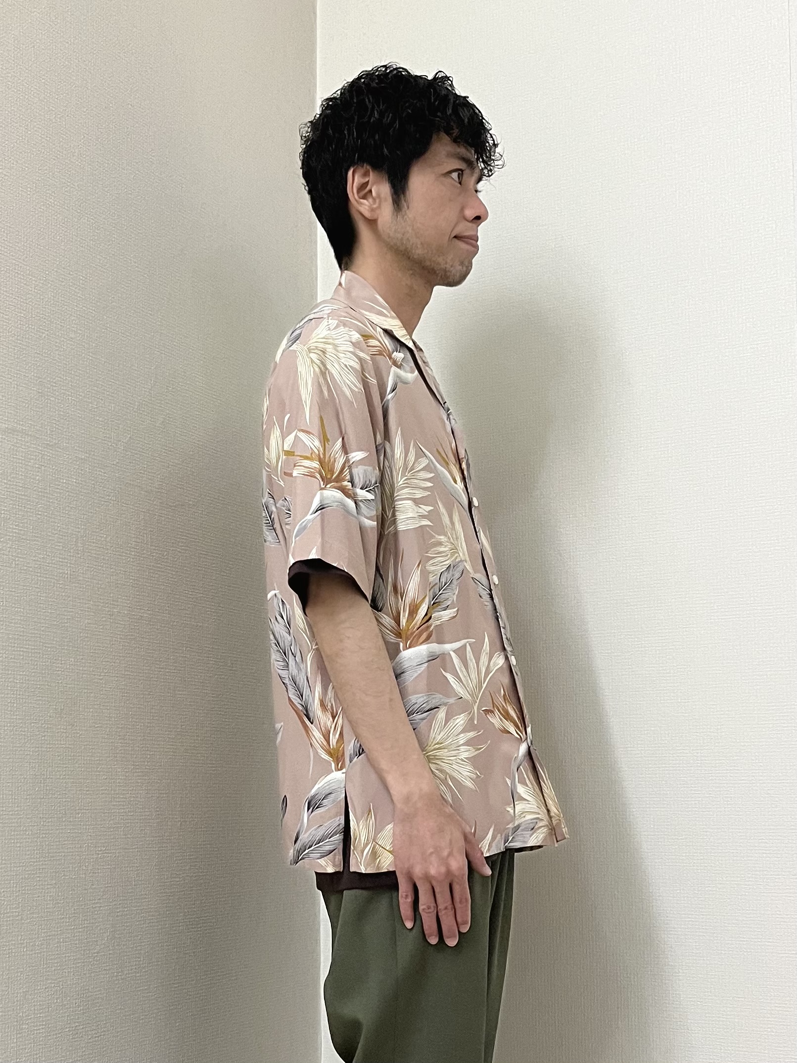 URAさんの「TAKEO KIKUCHI｜【BOWLER HAT LABEL】トロピカルフローラル レーヨンシャツ」を使ったコーディネート
