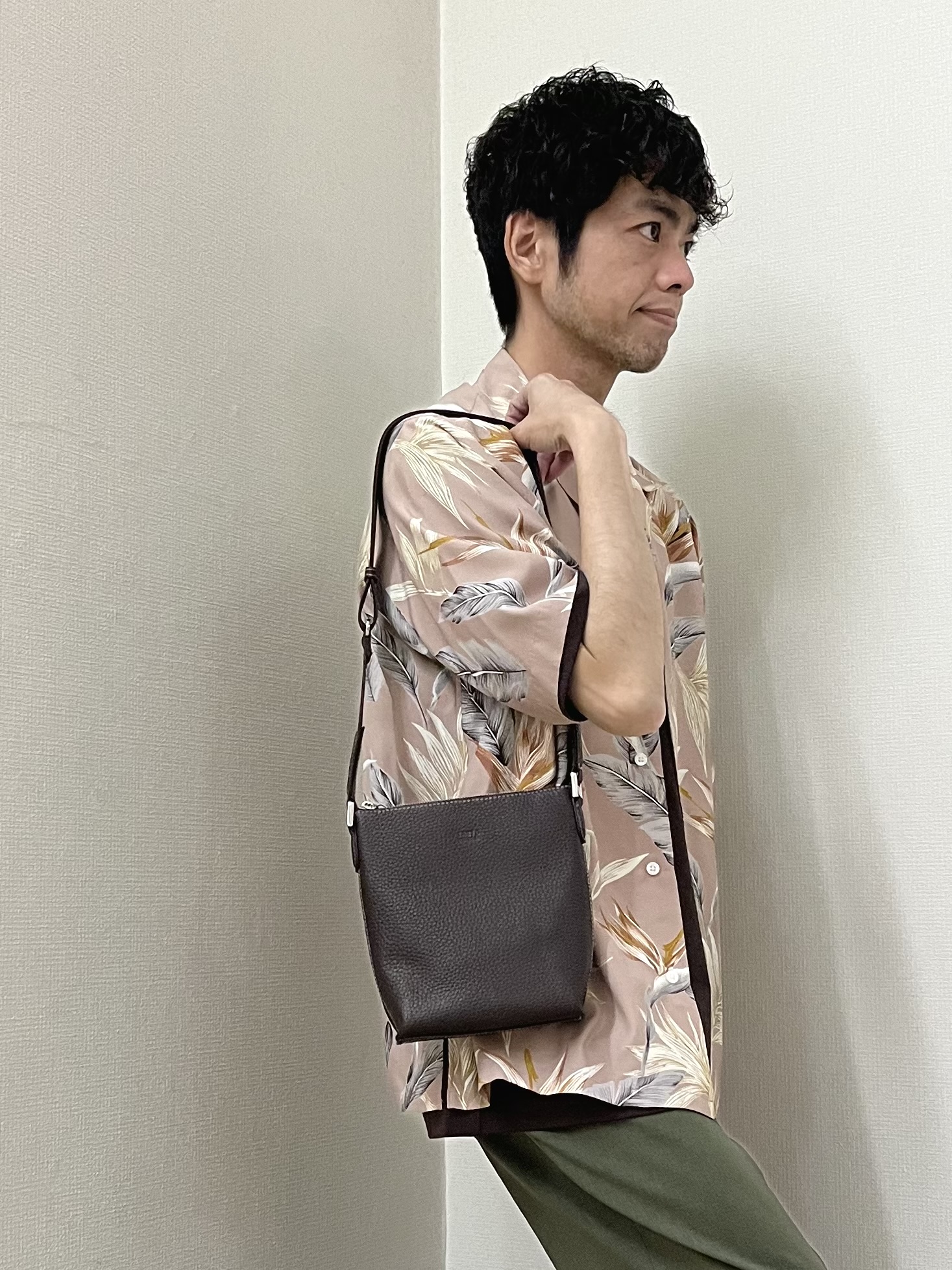 URAさんの「TAKEO KIKUCHI｜【BOWLER HAT LABEL】トロピカルフローラル レーヨンシャツ」を使ったコーディネート