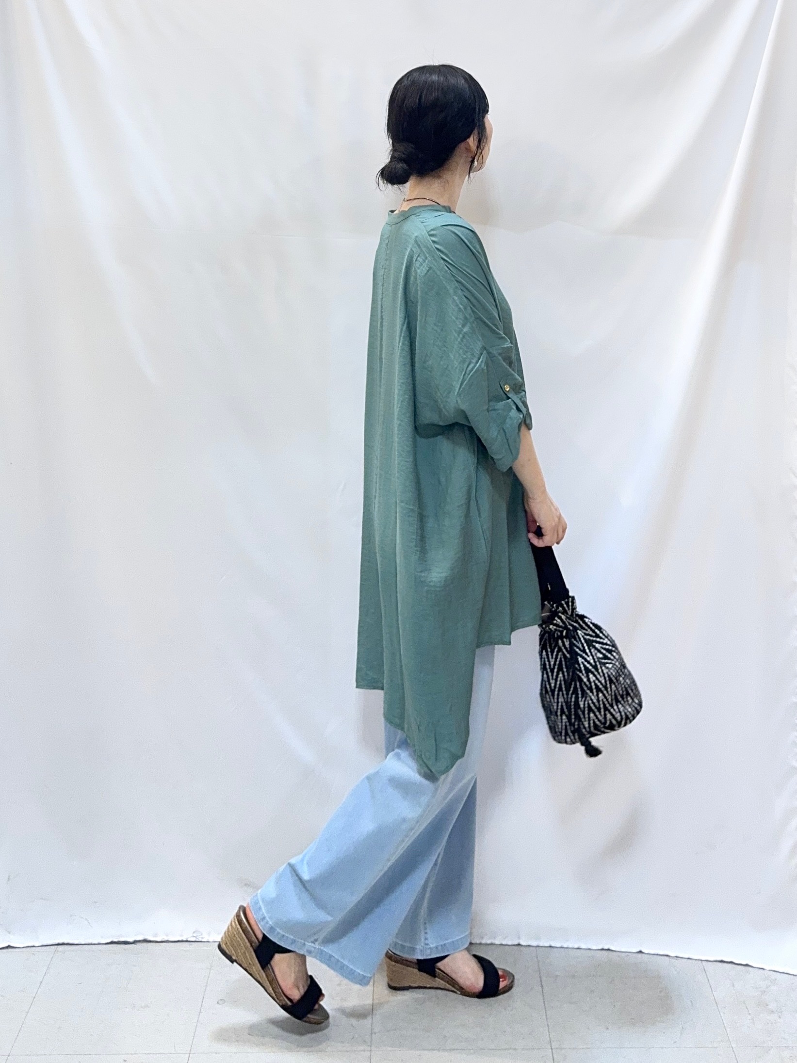 𝐇𝐢𝐫𝐨𝐦𝐢さんの「SHOO･LA･RUE｜【ひんやり/S-LL/洗濯機可】体型カバー叶える 大人のゆるドルマンチュニック」を使ったコーディネート