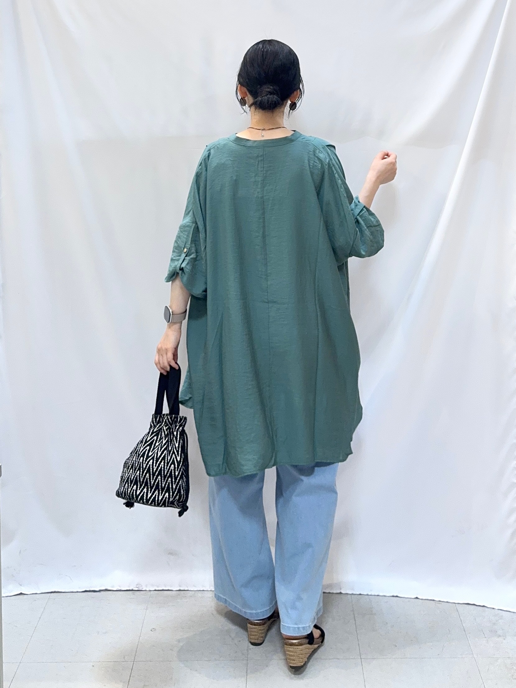 𝐇𝐢𝐫𝐨𝐦𝐢さんの「SHOO･LA･RUE｜【ひんやり/S-LL/洗濯機可】体型カバー叶える 大人のゆるドルマンチュニック」を使ったコーディネート