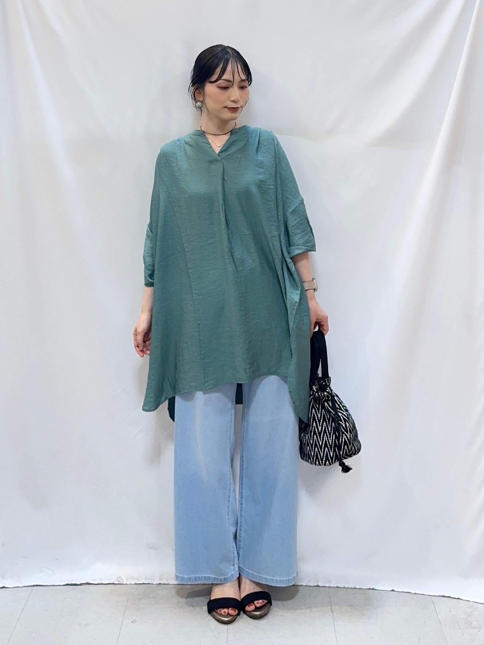 𝐇𝐢𝐫𝐨𝐦𝐢さんの「SHOO･LA･RUE｜【ひんやり/S-LL/洗濯機可】体型カバー叶える 大人のゆるドルマンチュニック」を使ったコーディネート