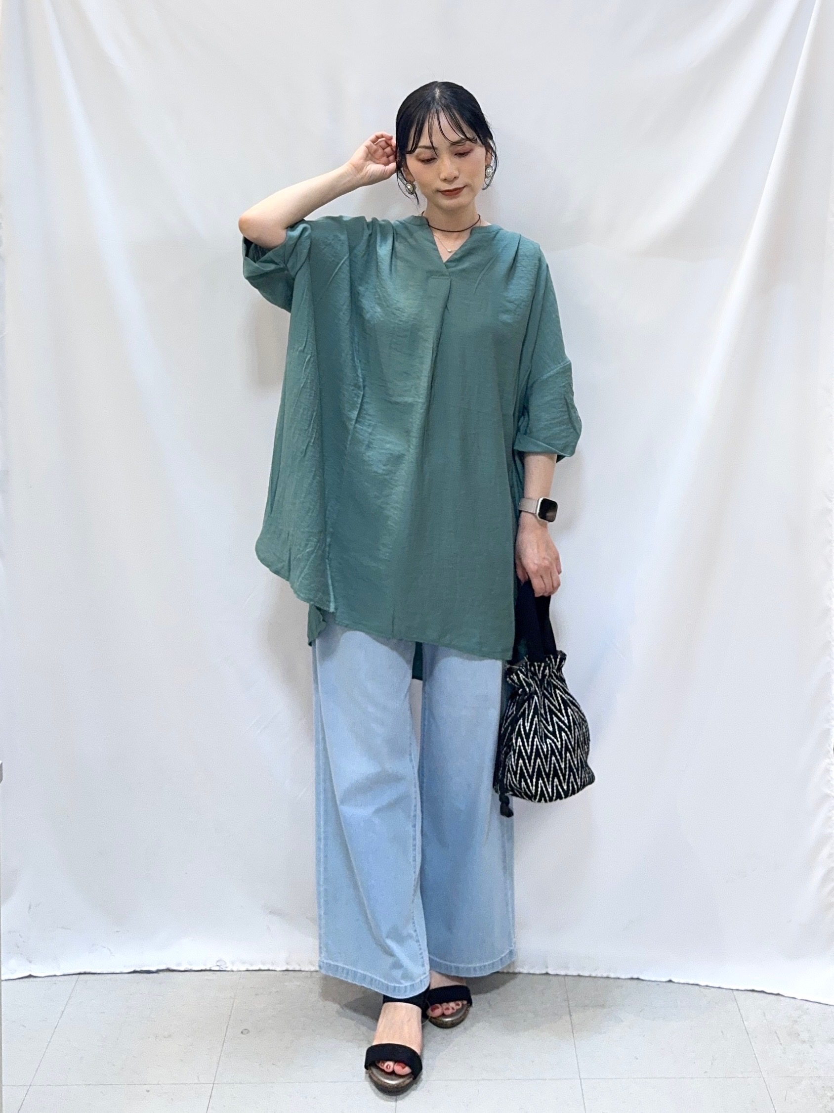 𝐇𝐢𝐫𝐨𝐦𝐢さんの「SHOO･LA･RUE｜【ひんやり/S-LL/洗濯機可】体型カバー叶える 大人のゆるドルマンチュニック」を使ったコーディネート