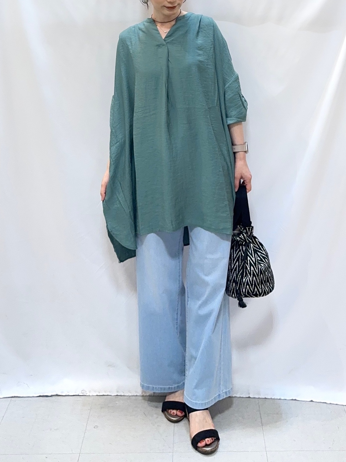 𝐇𝐢𝐫𝐨𝐦𝐢さんの「SHOO･LA･RUE｜【ひんやり/S-LL/洗濯機可】体型カバー叶える 大人のゆるドルマンチュニック」を使ったコーディネート