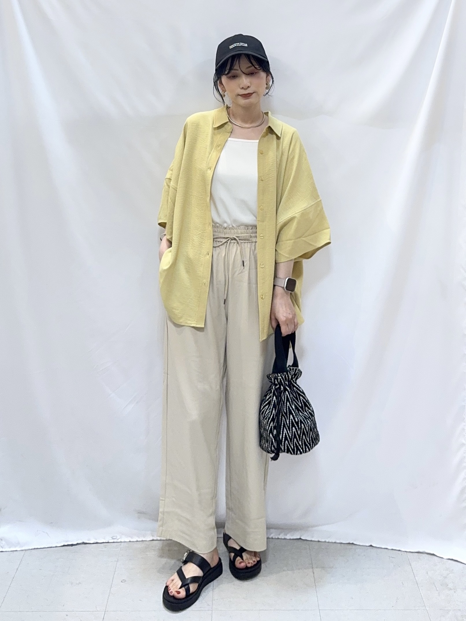 𝐇𝐢𝐫𝐨𝐦𝐢さんの「SHOO･LA･RUE｜【高レビュー/洗濯後しわになりにくい/体型カバー】きちんとゆるっと 大人の抜け感 ポンチョ風カラーシ」を使ったコーディネート