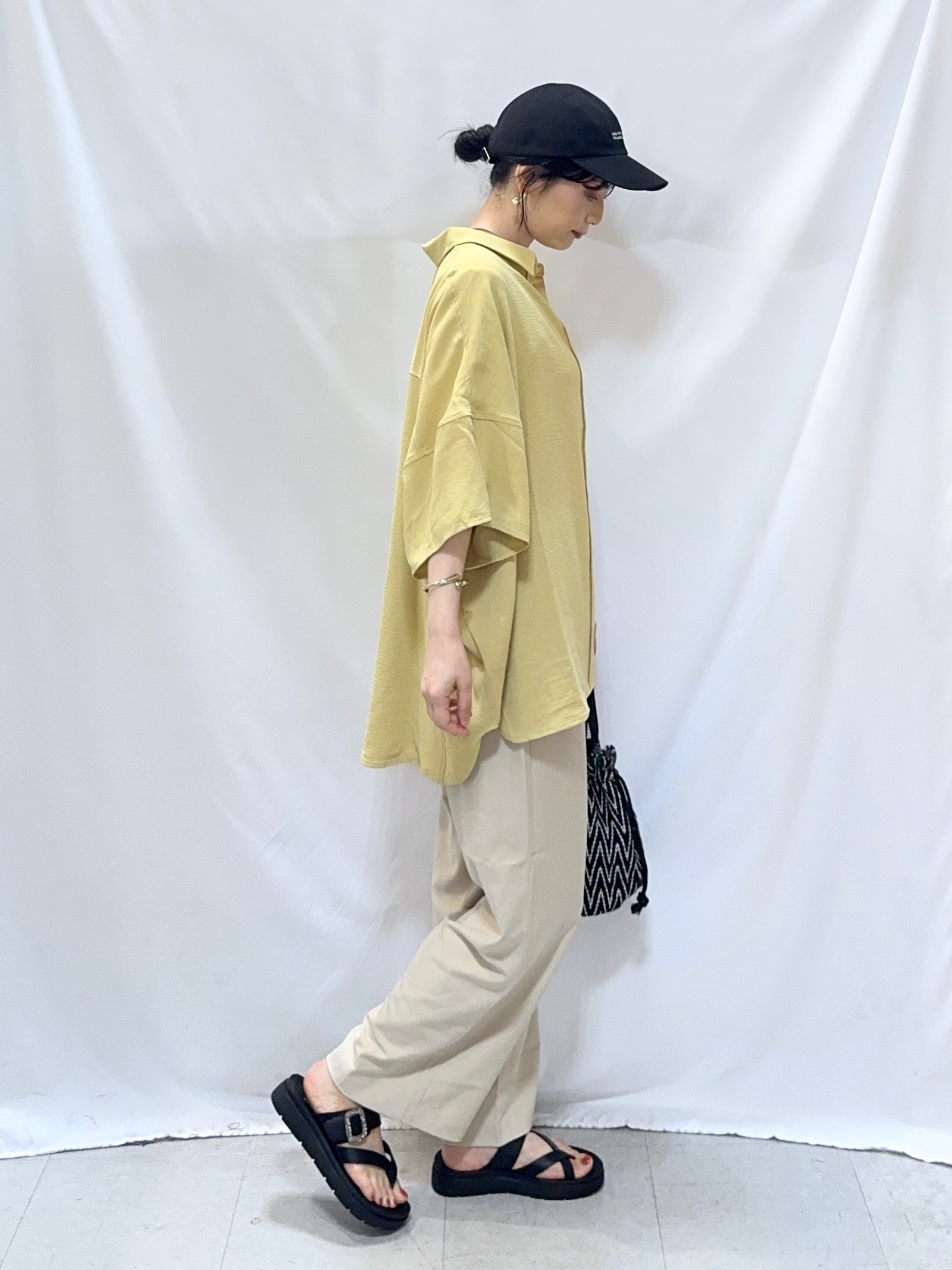 𝐇𝐢𝐫𝐨𝐦𝐢さんの「SHOO･LA･RUE｜【高レビュー/洗濯後しわになりにくい/体型カバー】きちんとゆるっと 大人の抜け感 ポンチョ風カラーシ」を使ったコーディネート