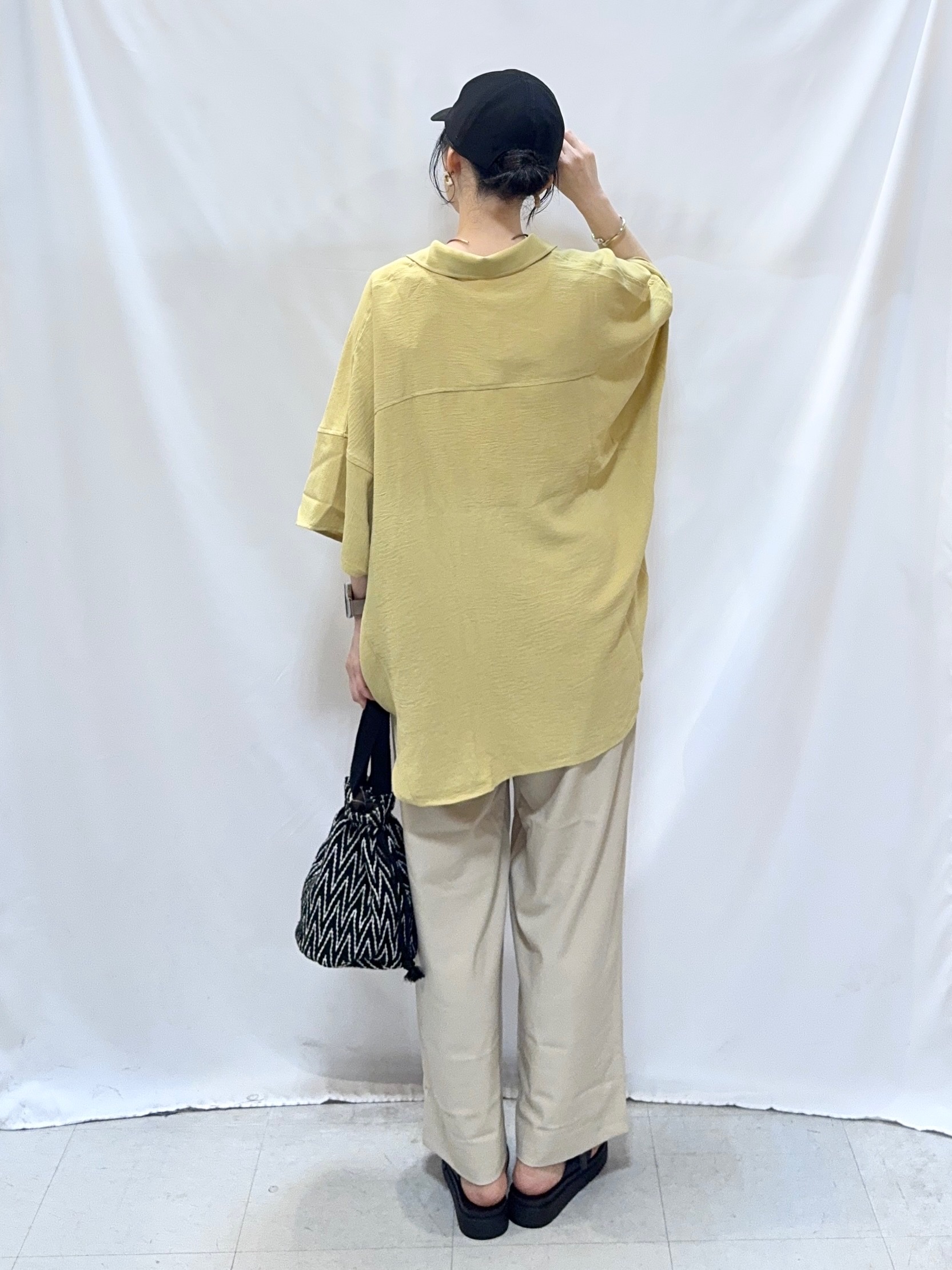 𝐇𝐢𝐫𝐨𝐦𝐢さんの「SHOO･LA･RUE｜【高レビュー/洗濯後しわになりにくい/体型カバー】きちんとゆるっと 大人の抜け感 ポンチョ風カラーシ」を使ったコーディネート