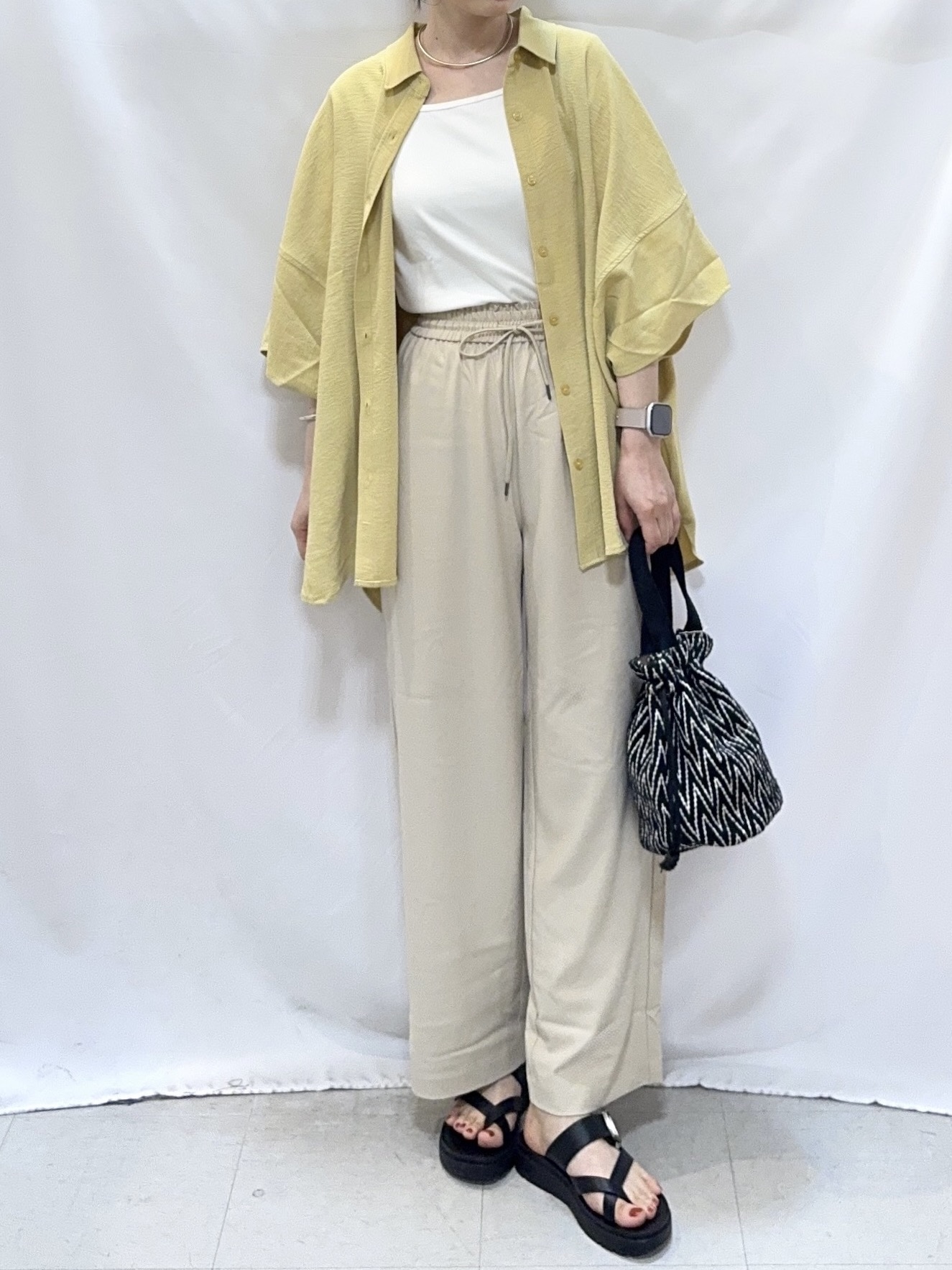 𝐇𝐢𝐫𝐨𝐦𝐢さんの「SHOO･LA･RUE｜【高レビュー/洗濯後しわになりにくい/体型カバー】きちんとゆるっと 大人の抜け感 ポンチョ風カラーシ」を使ったコーディネート