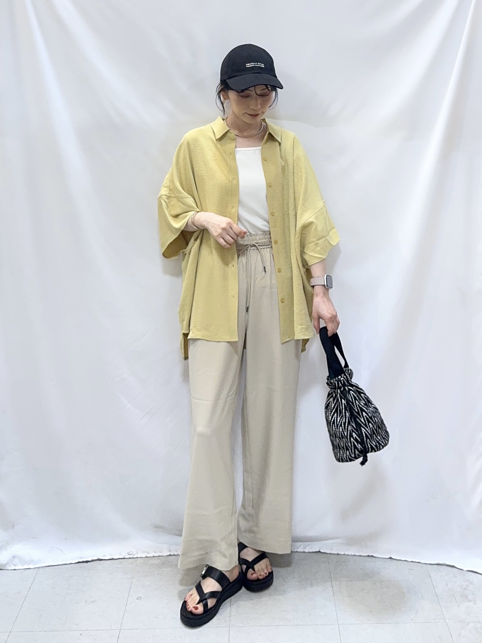 𝐇𝐢𝐫𝐨𝐦𝐢さんの「SHOO･LA･RUE｜【高レビュー/洗濯後しわになりにくい/体型カバー】きちんとゆるっと 大人の抜け感 ポンチョ風カラーシ」を使ったコーディネート
